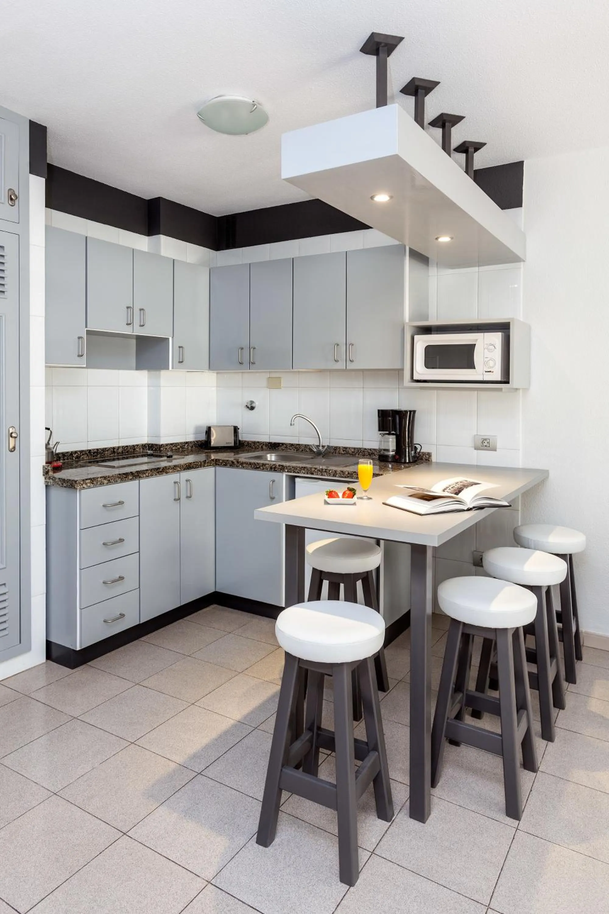 Kitchen or kitchenette in Apartamentos Los Dragos del Norte