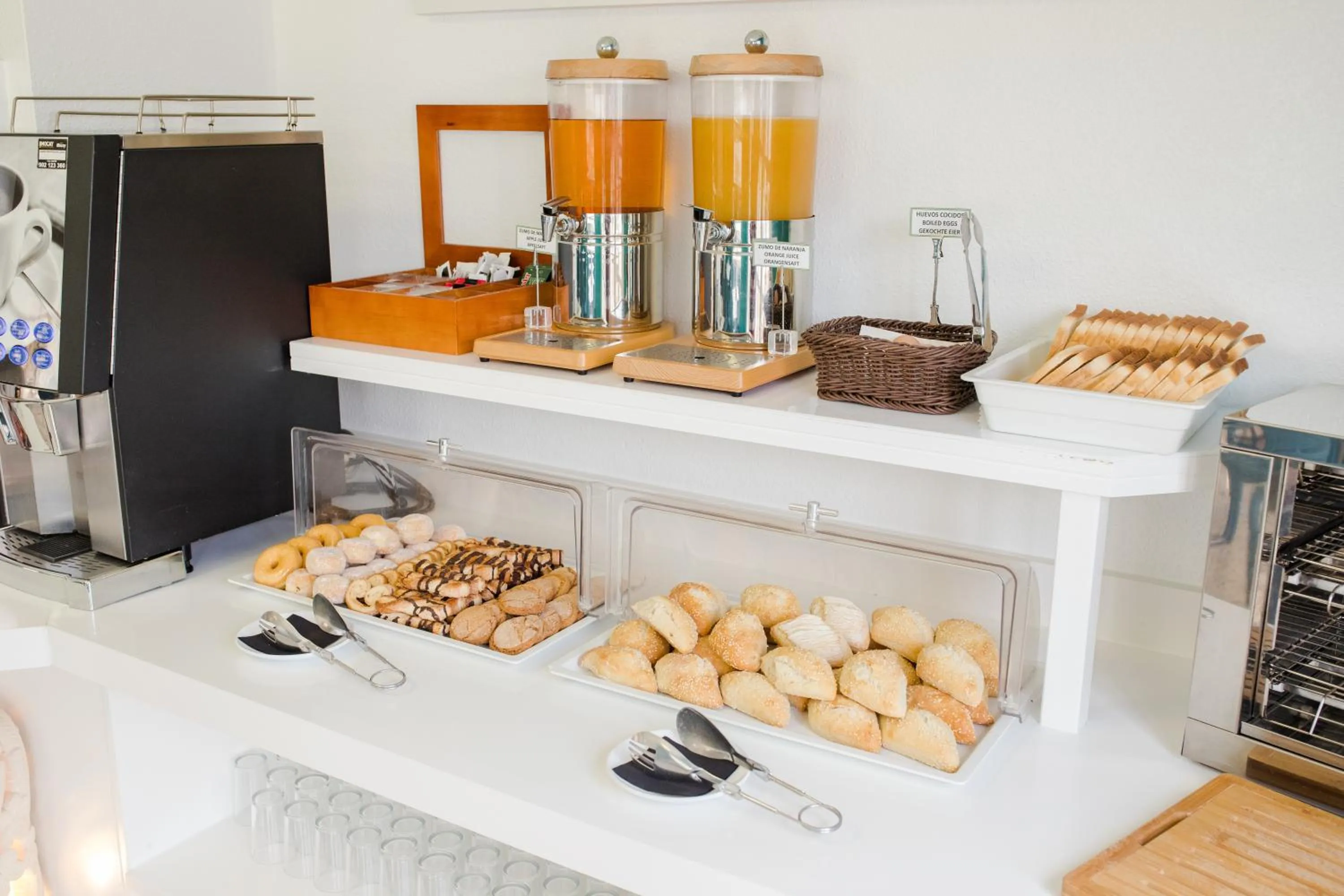 Buffet breakfast in Apartamentos Los Dragos del Norte