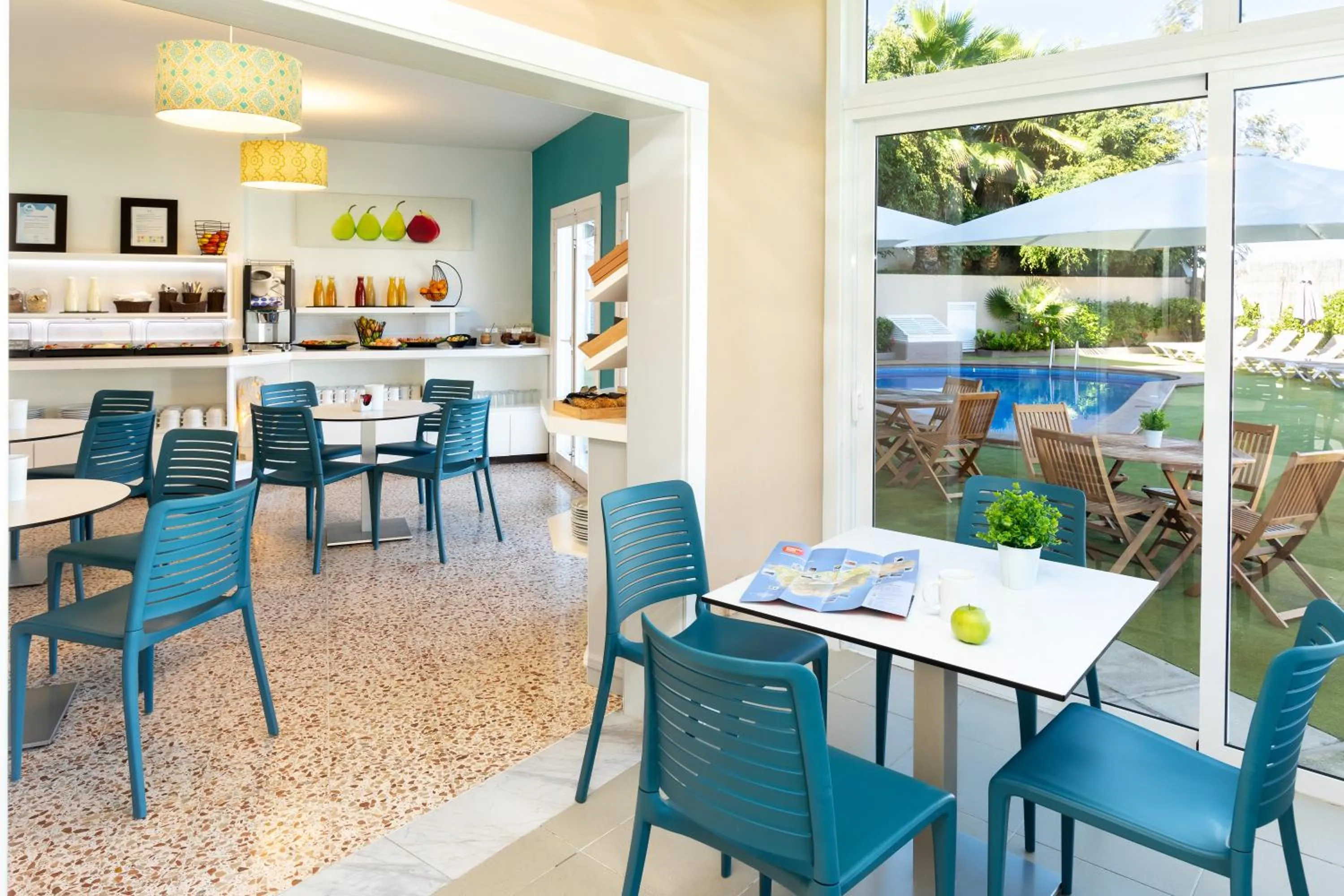 Restaurant/places to eat in Apartamentos Los Dragos del Norte