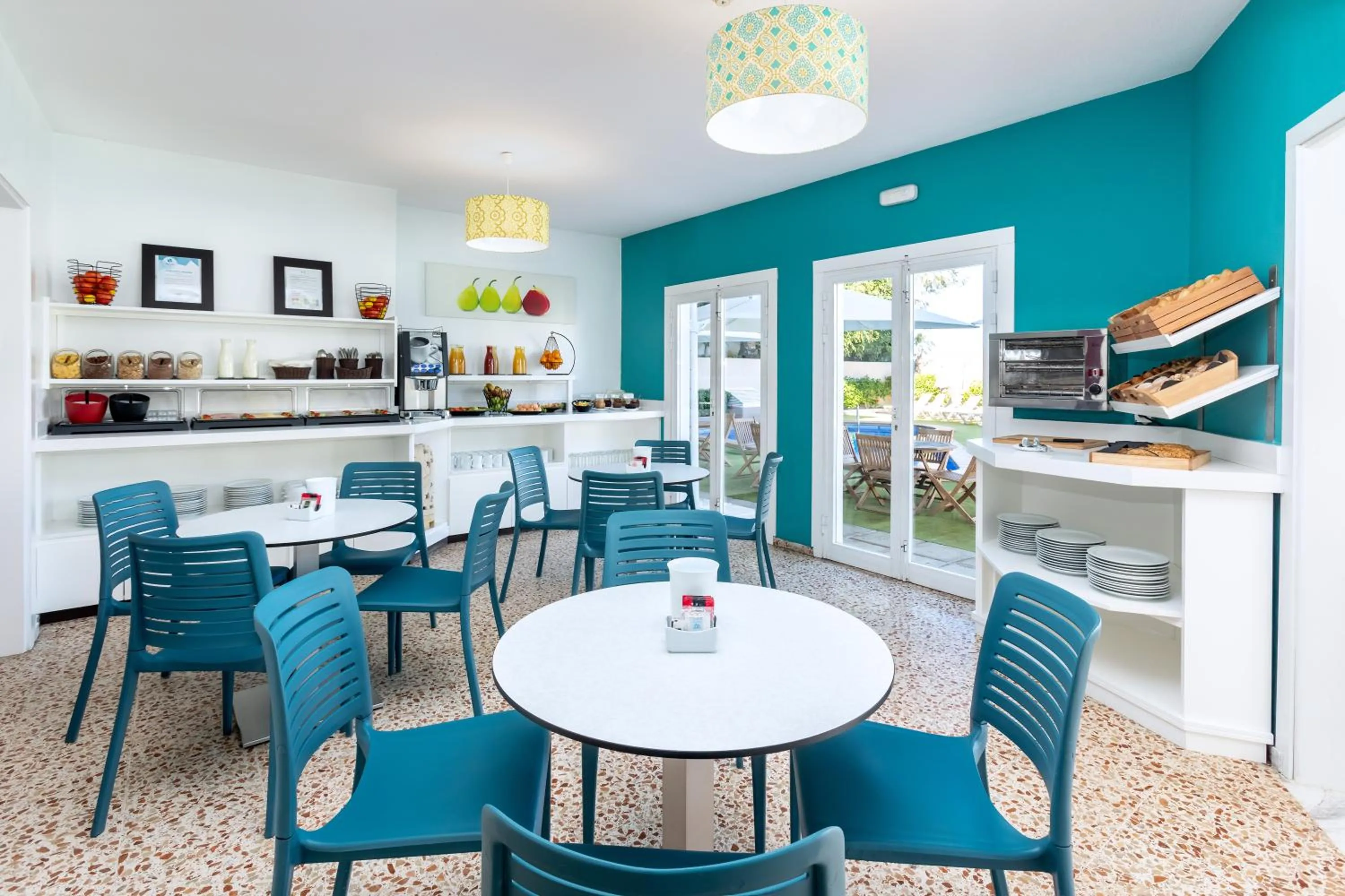 Restaurant/places to eat in Apartamentos Los Dragos del Norte