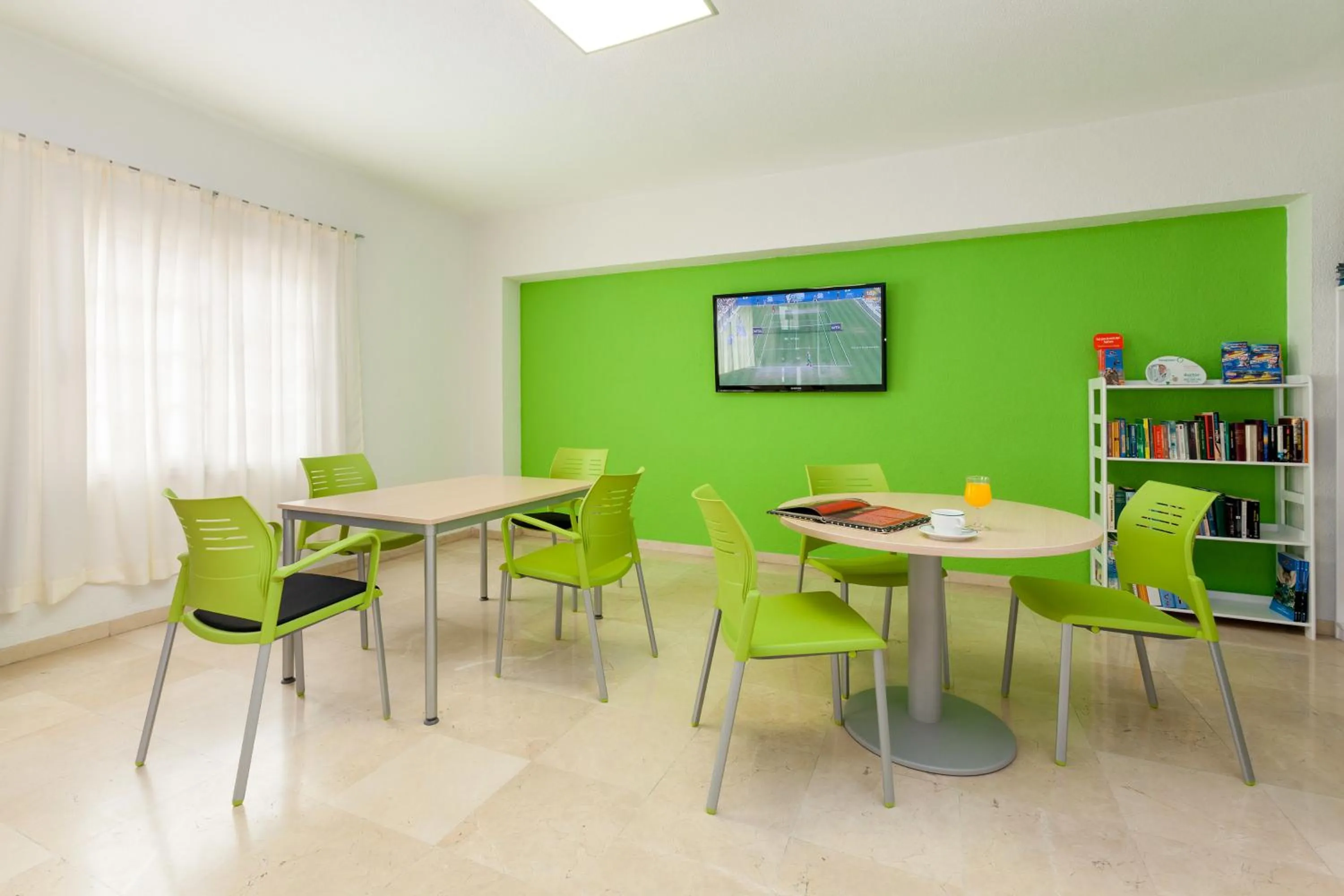 Communal lounge/ TV room in Apartamentos Los Dragos del Norte