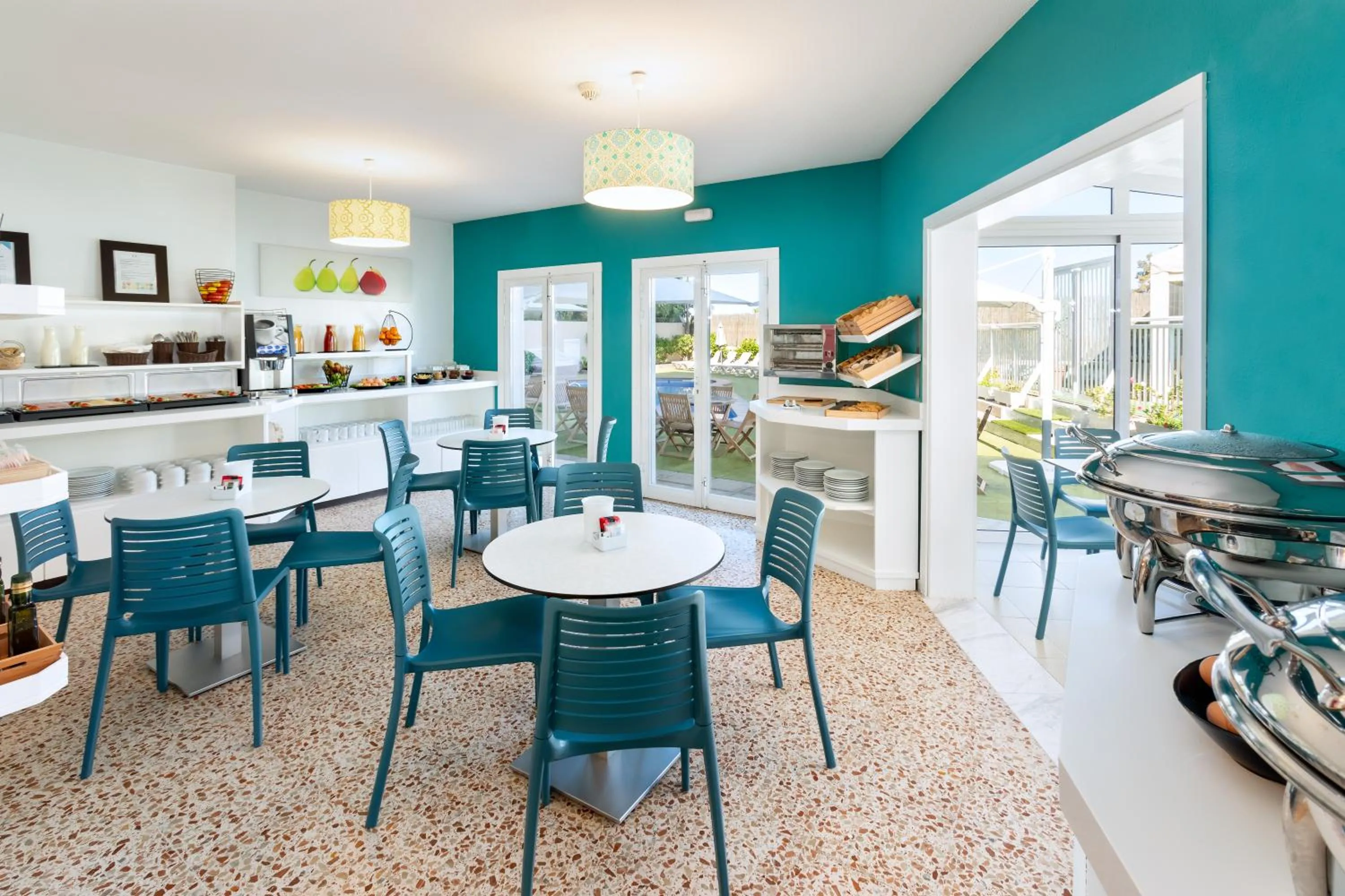 Restaurant/places to eat in Apartamentos Los Dragos del Norte