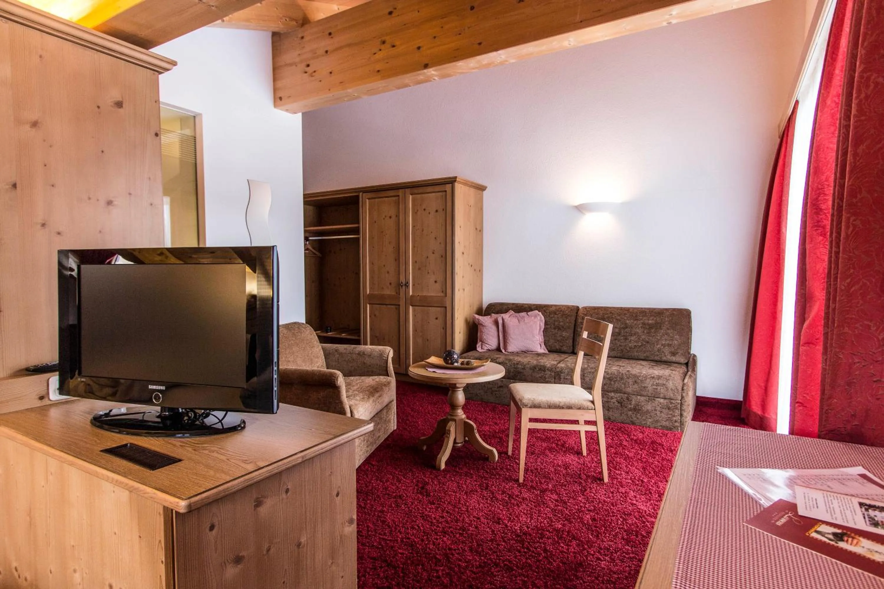 Communal lounge/ TV room in Hotel Garni Lawens