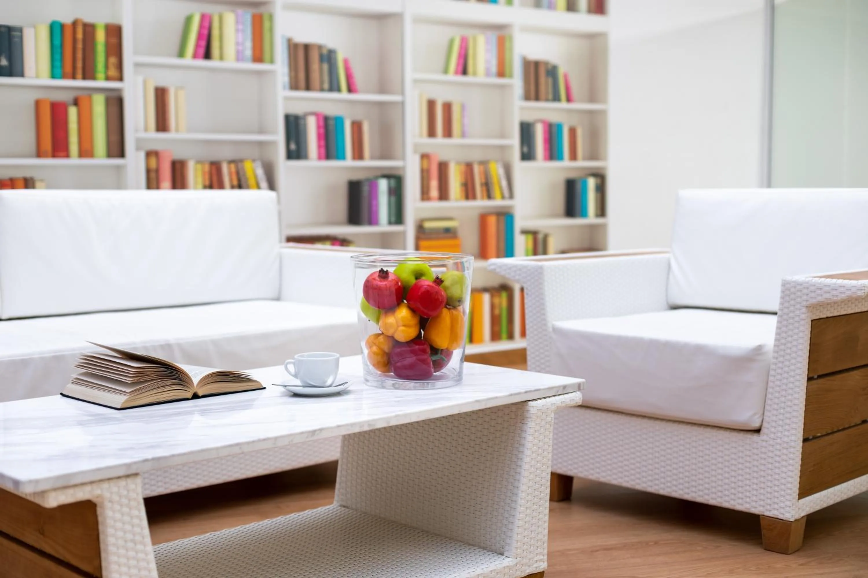 Library in Aparthotel Los Dragos del Sur