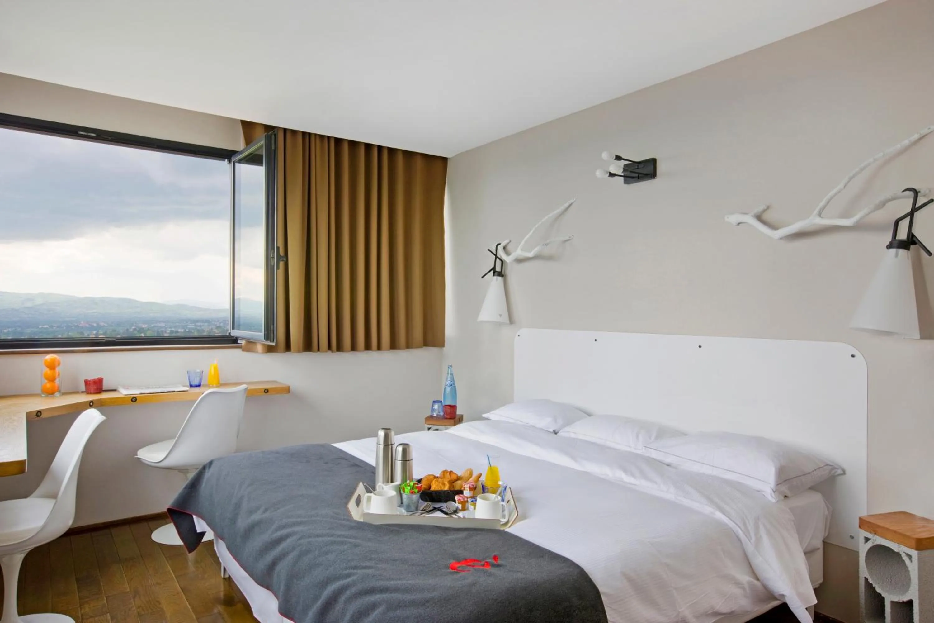 Photo of the whole room, Bed in L'Ermitage Hôtel Cuisine-À-Manger