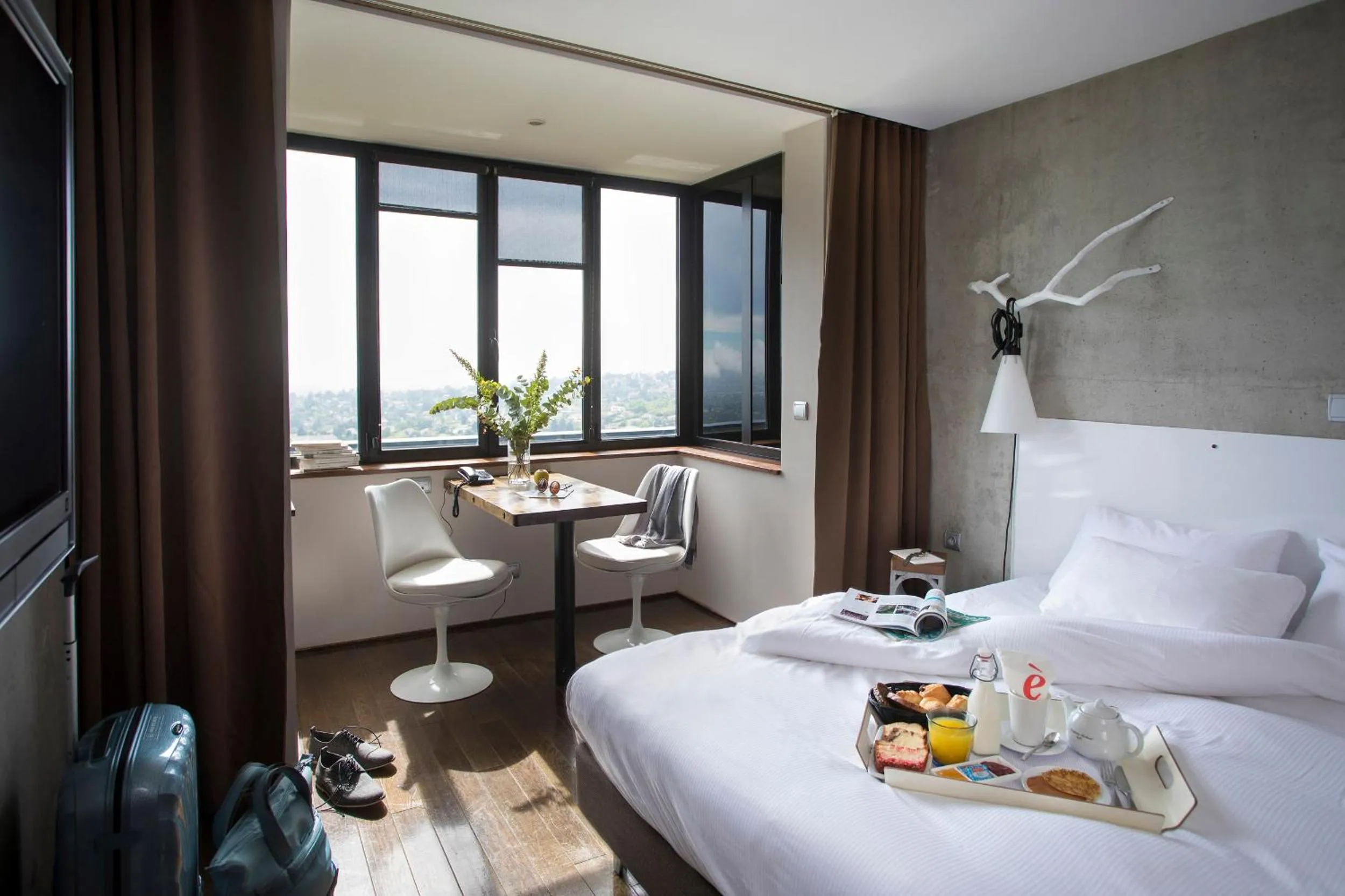 Coffee/tea facilities, Bed in L'Ermitage Hôtel Cuisine-À-Manger