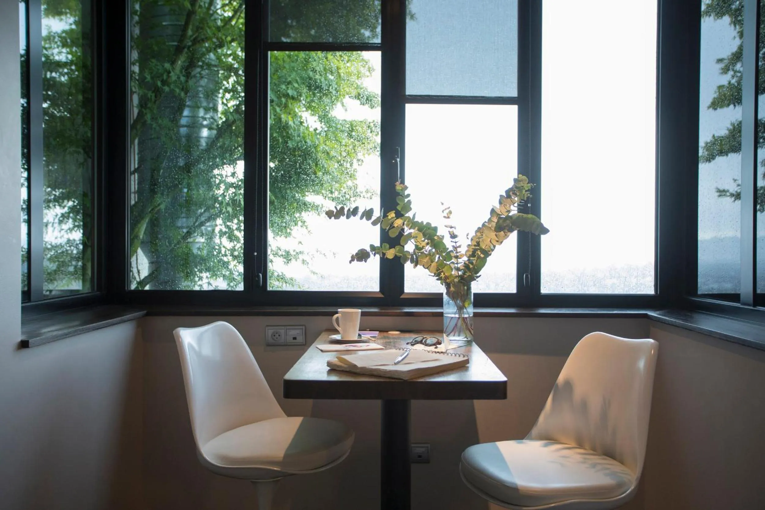 Seating area in L'Ermitage Hôtel Cuisine-À-Manger