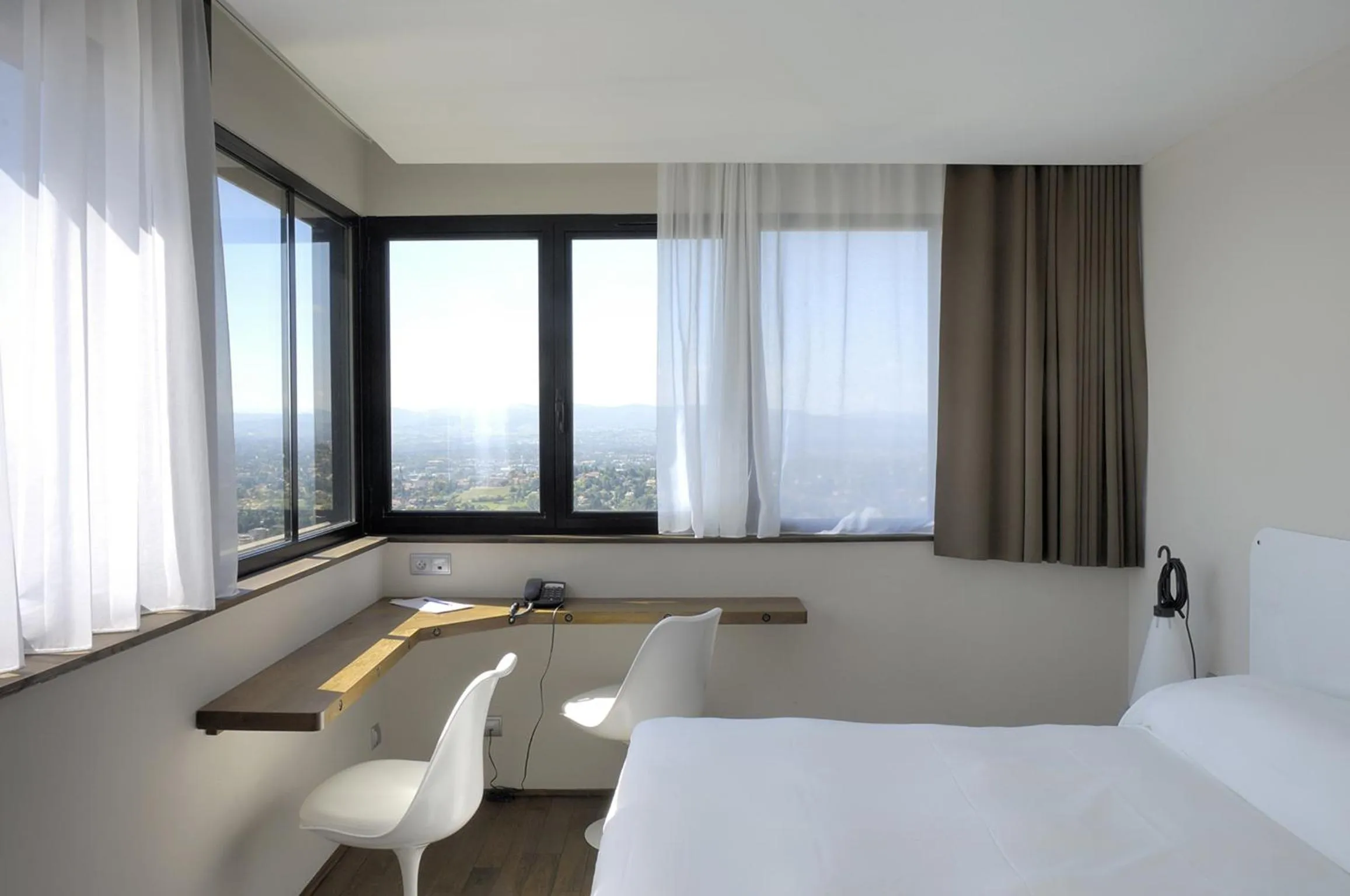 Seating area, Bed in L'Ermitage Hôtel Cuisine-À-Manger