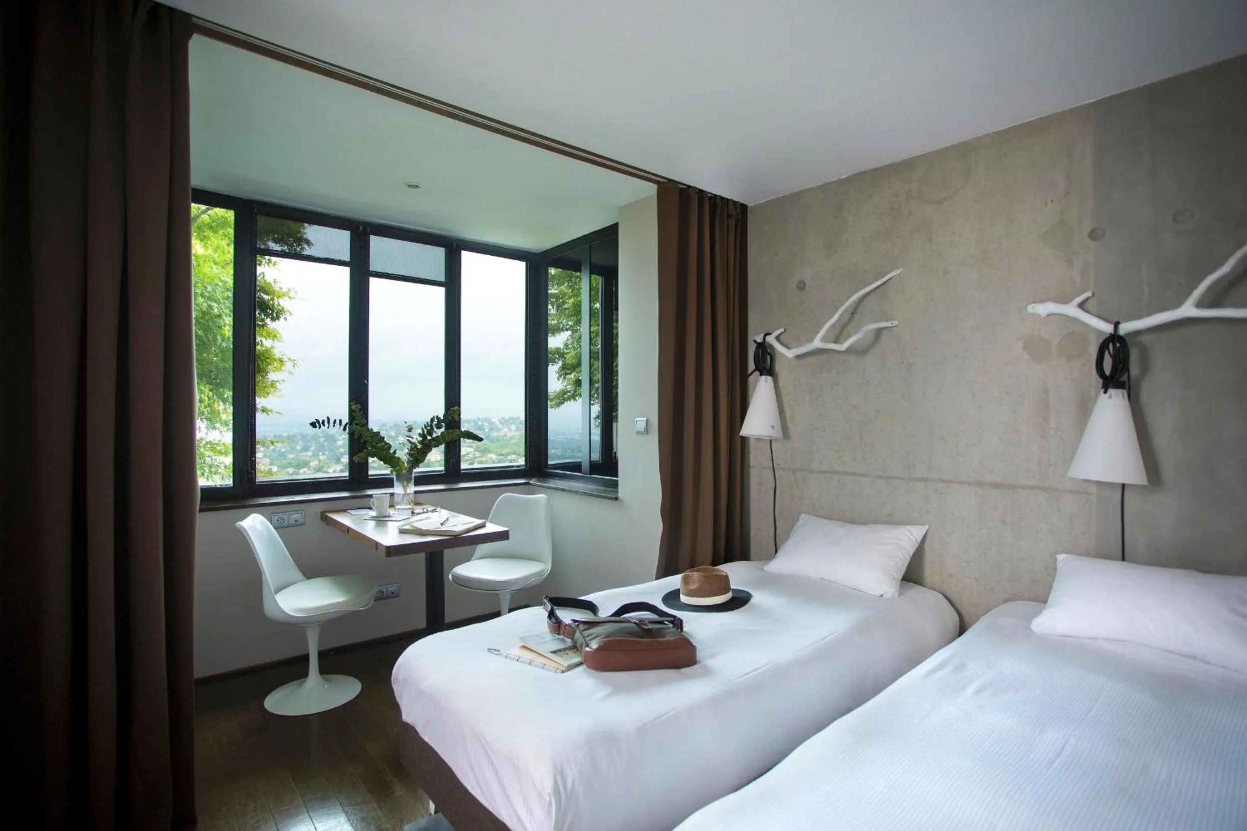 Bed in L'Ermitage Hôtel Cuisine-À-Manger