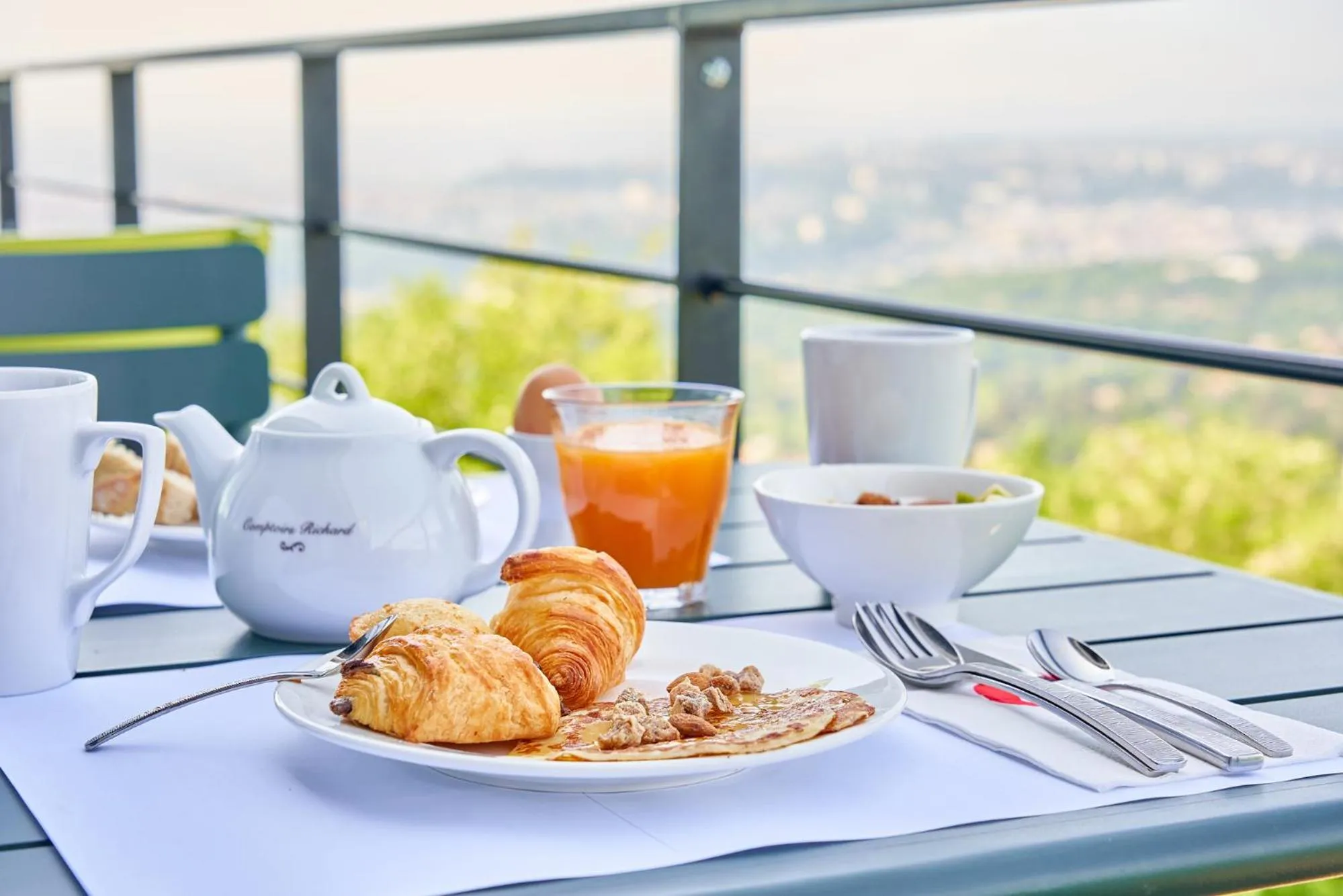 Breakfast in L'Ermitage Hôtel Cuisine-À-Manger