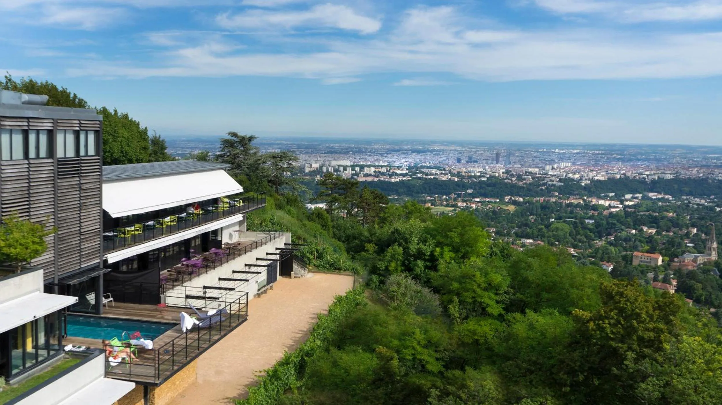 Property building in L'Ermitage Hôtel Cuisine-À-Manger