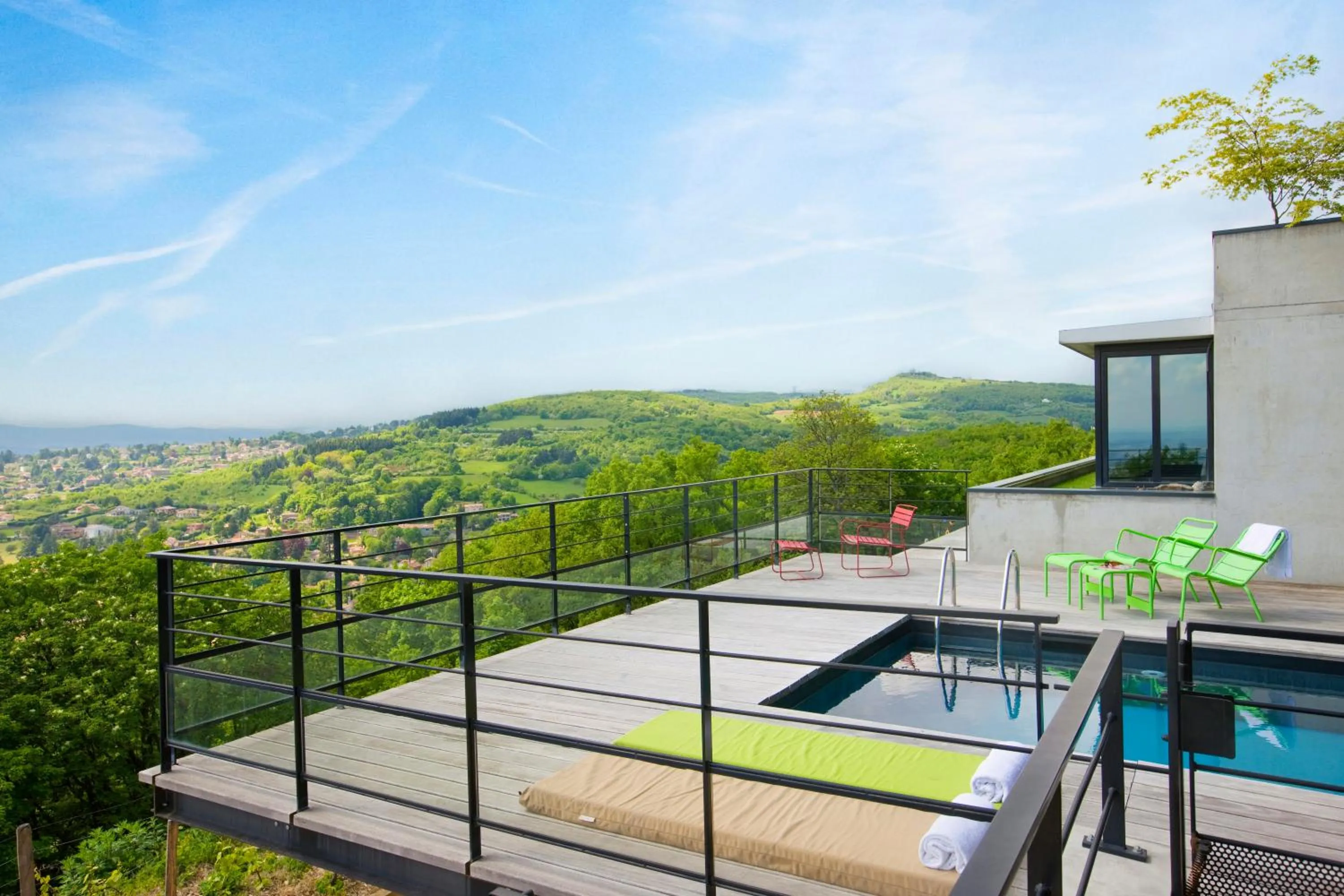 Facade/entrance in L'Ermitage Hôtel Cuisine-À-Manger