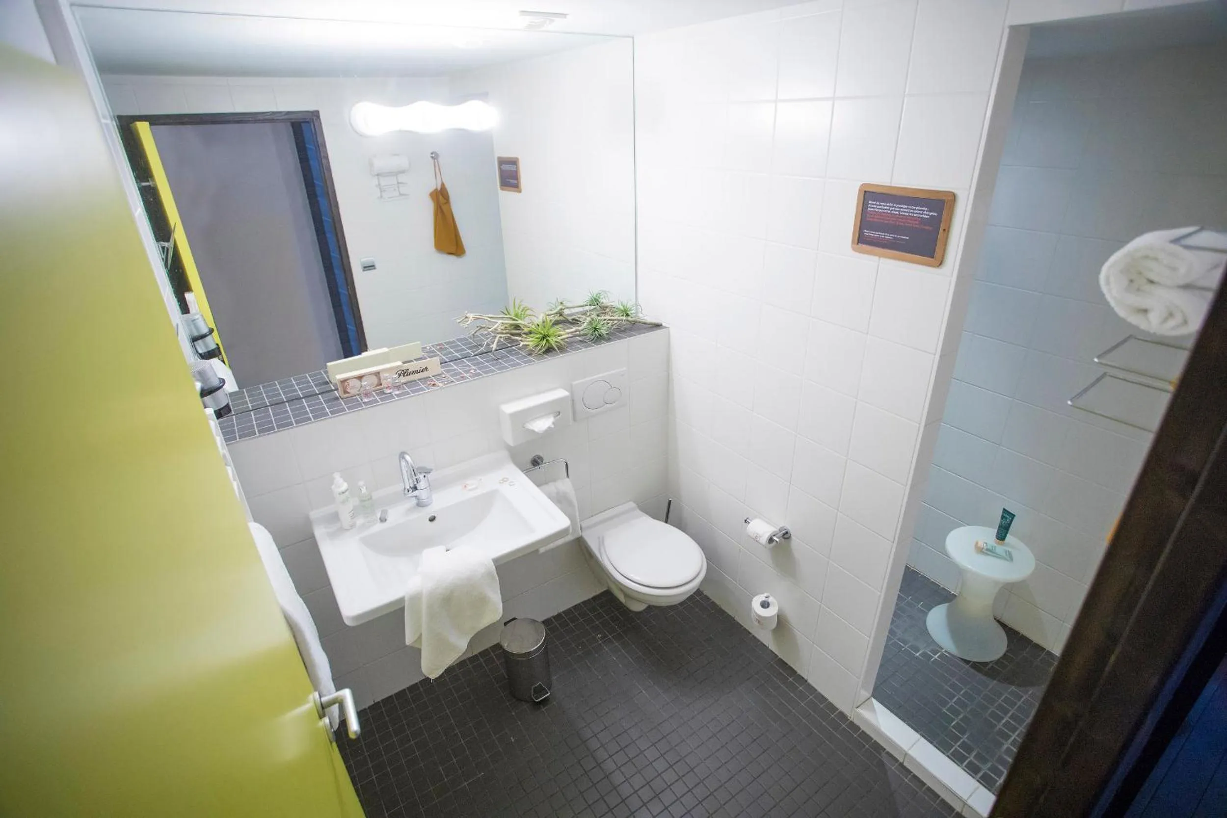 Shower in L'Ermitage Hôtel Cuisine-À-Manger