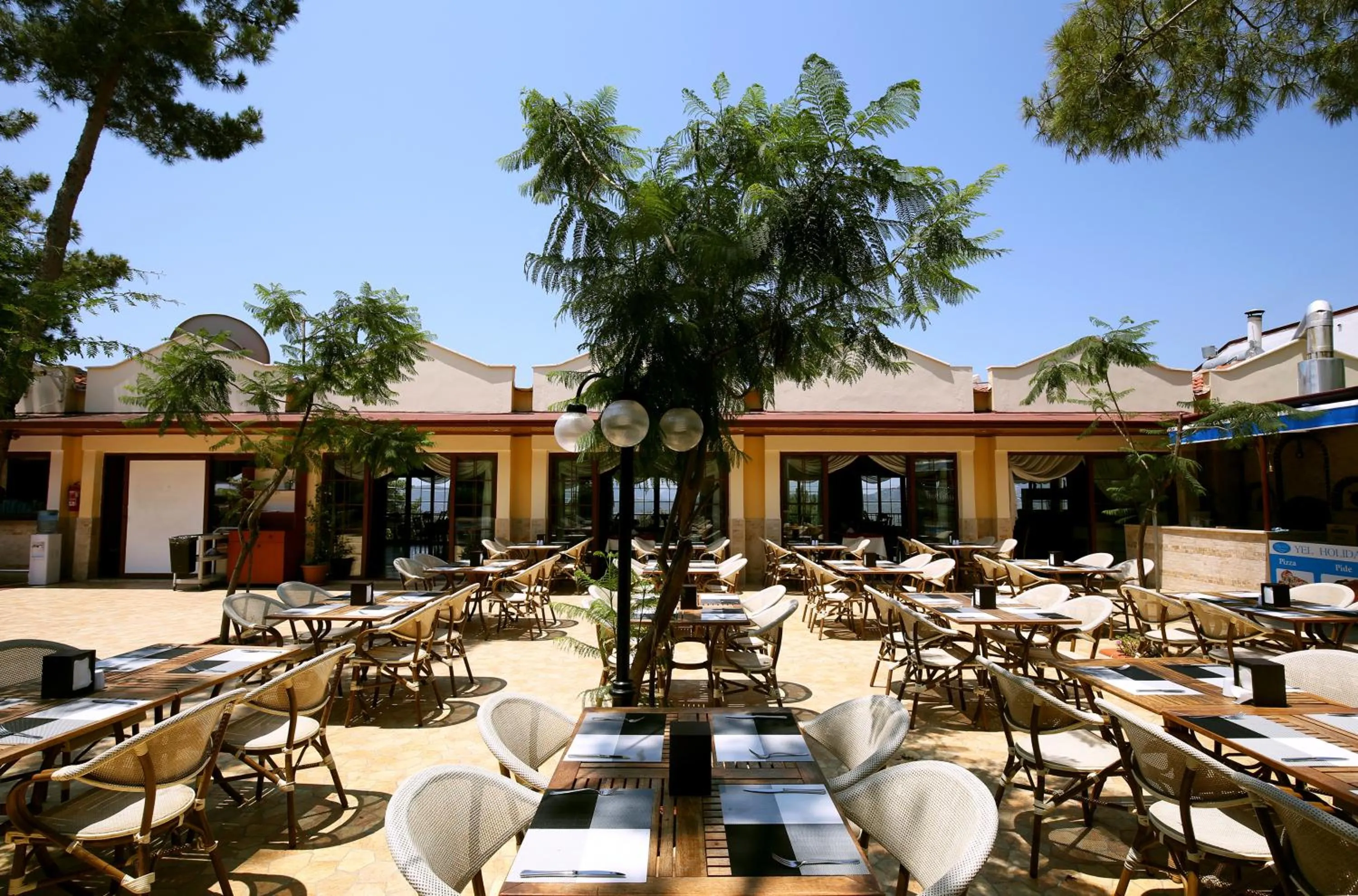 Restaurant/places to eat in Yel Holiday Resort