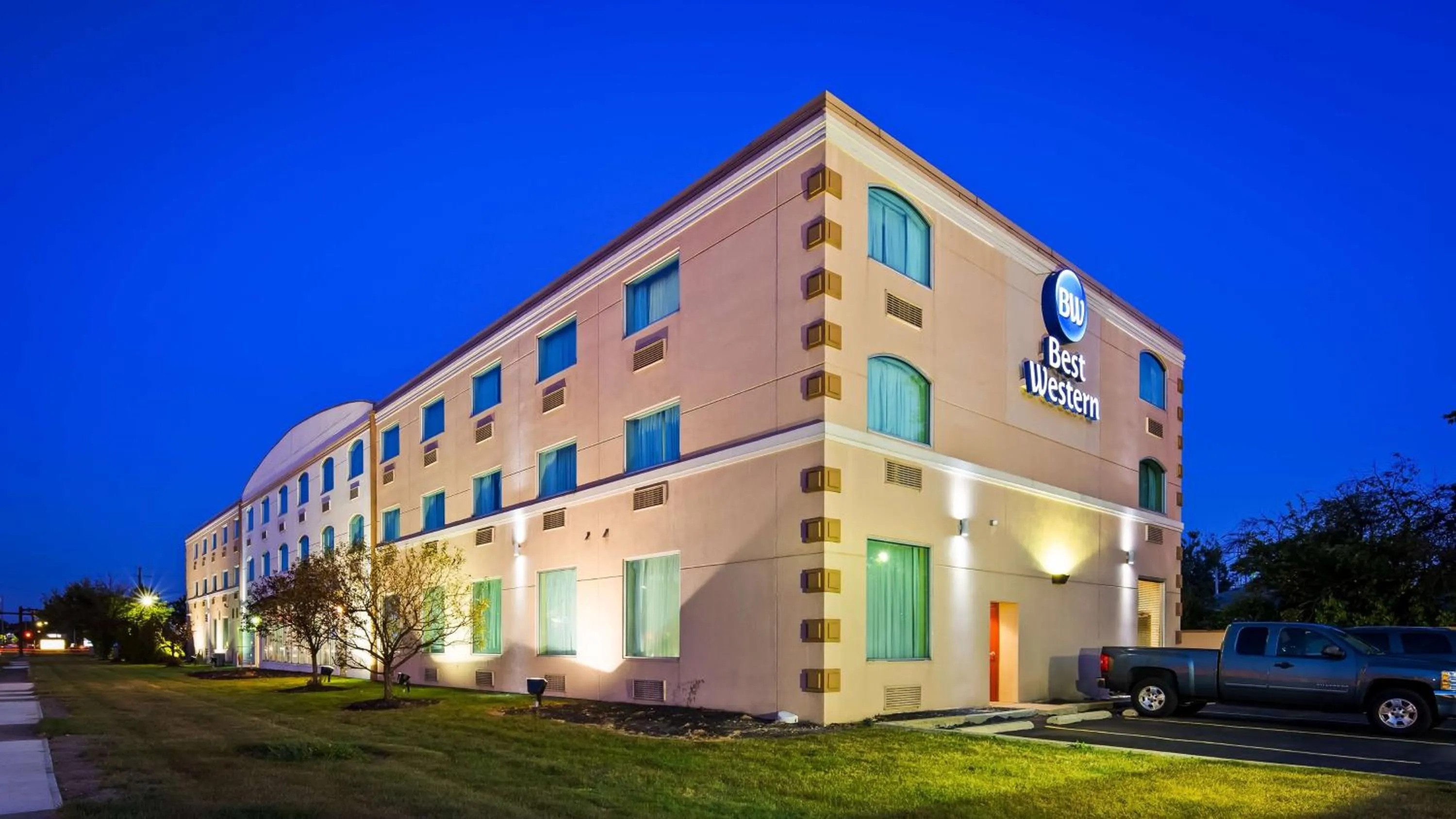 Property building in Best Western Airport Inn & Suites Cleveland