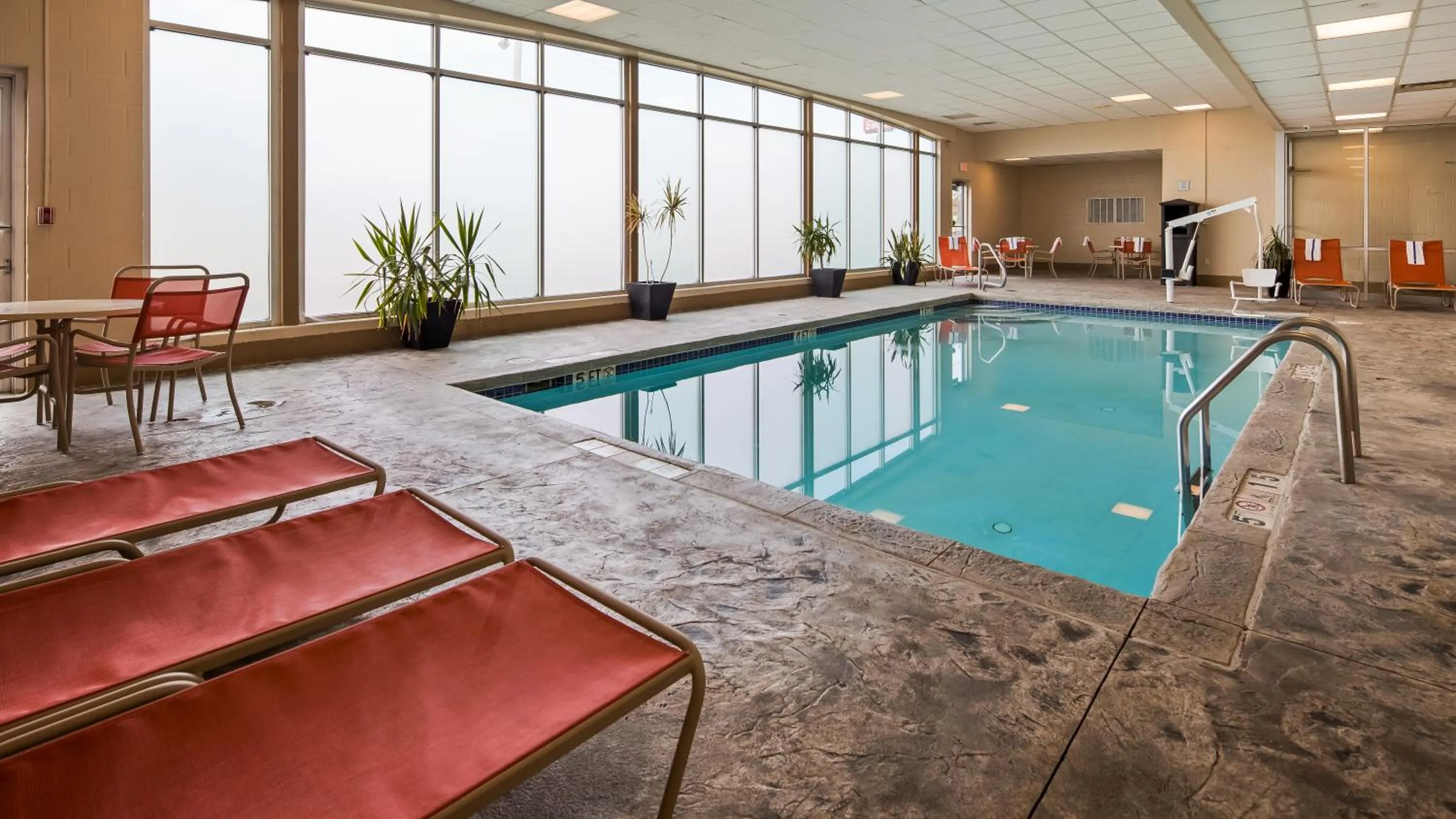 Swimming pool in Best Western Airport Inn & Suites Cleveland