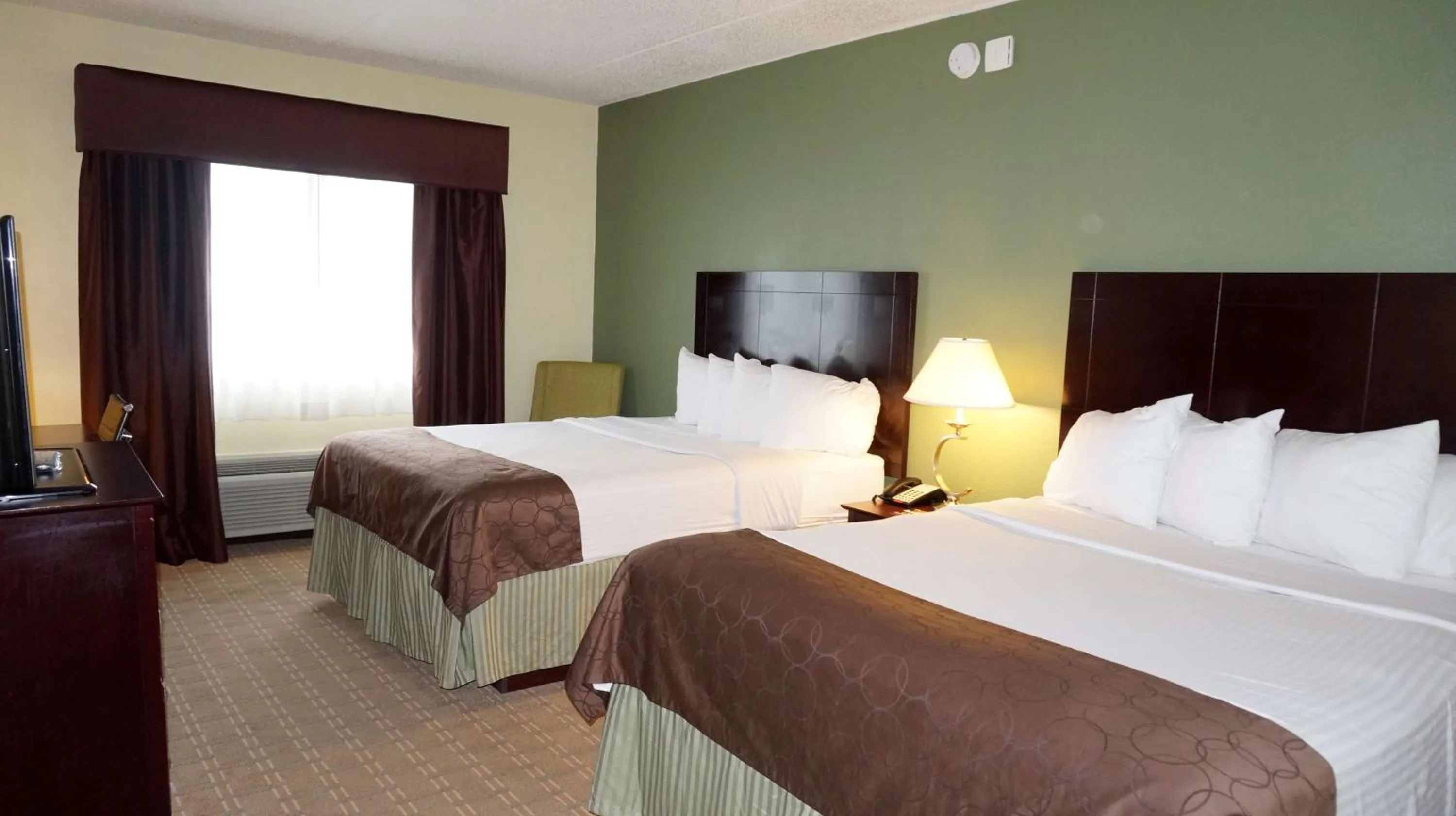 Photo of the whole room, Bed in Best Western Airport Inn & Suites Cleveland