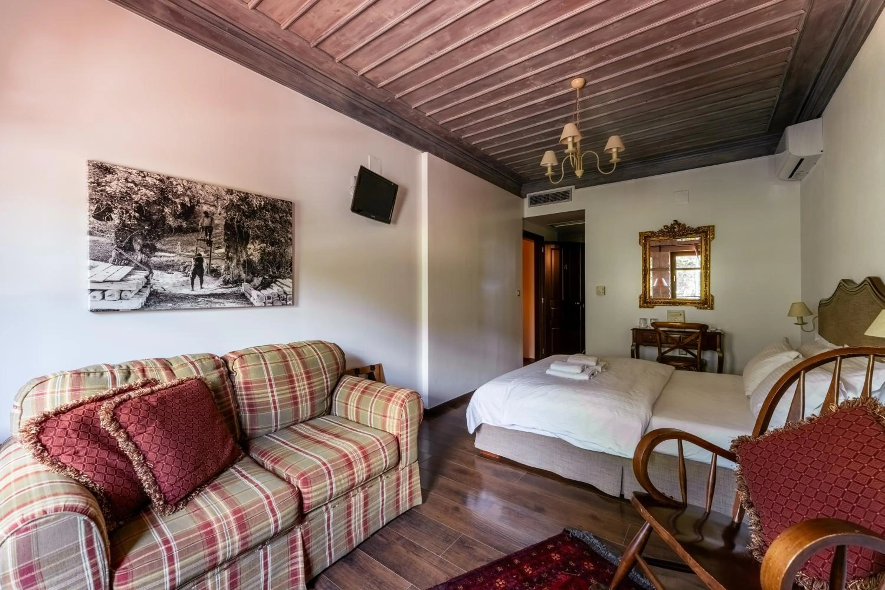 Photo of the whole room, Bed in Palio Litochoro The Countryside Lodge