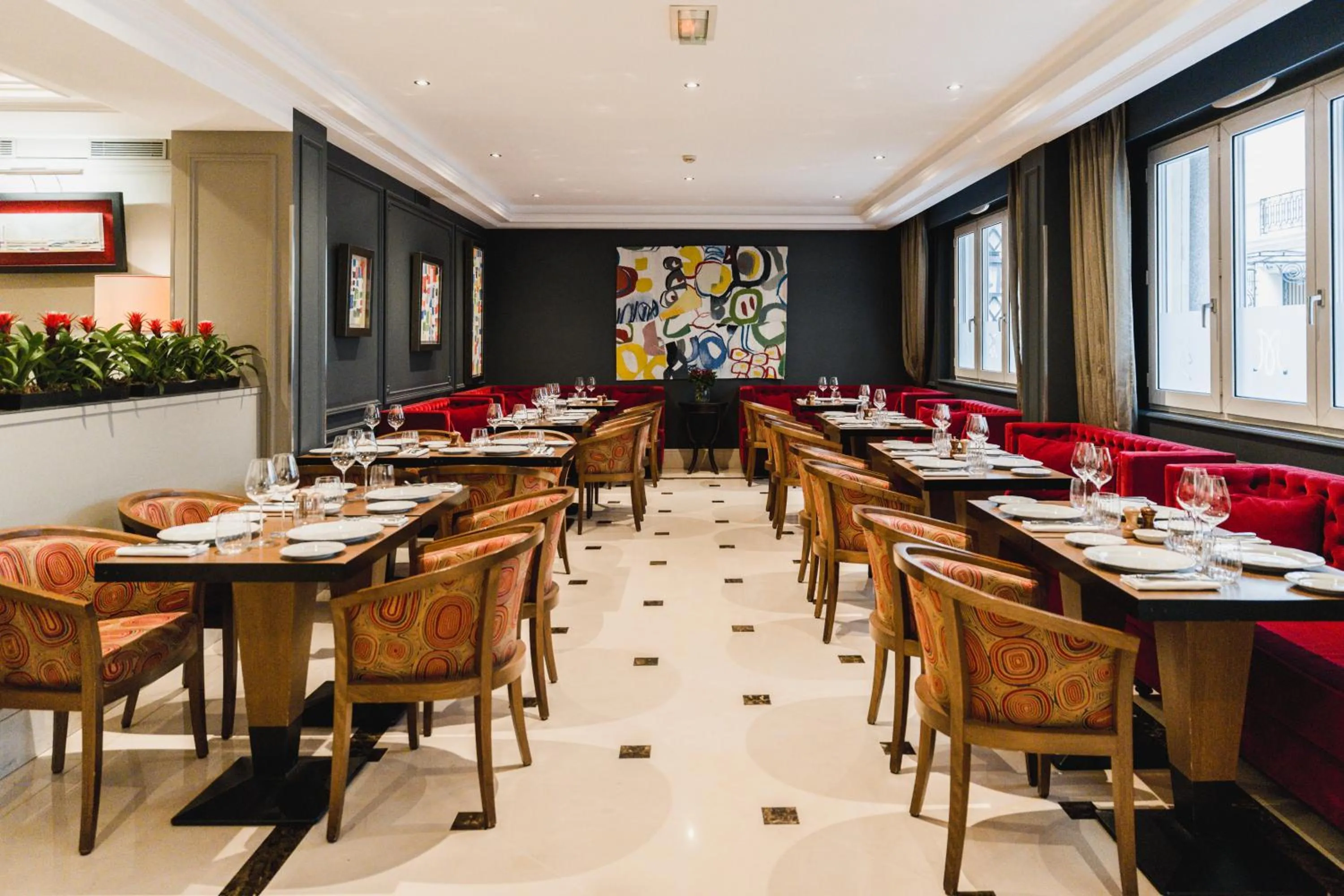 Restaurant/places to eat in Majestic Apartments Champs Elysées