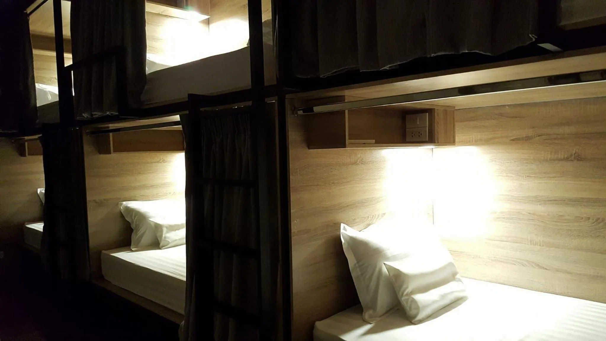 bunk bed, Bed in To Bed Poshtel