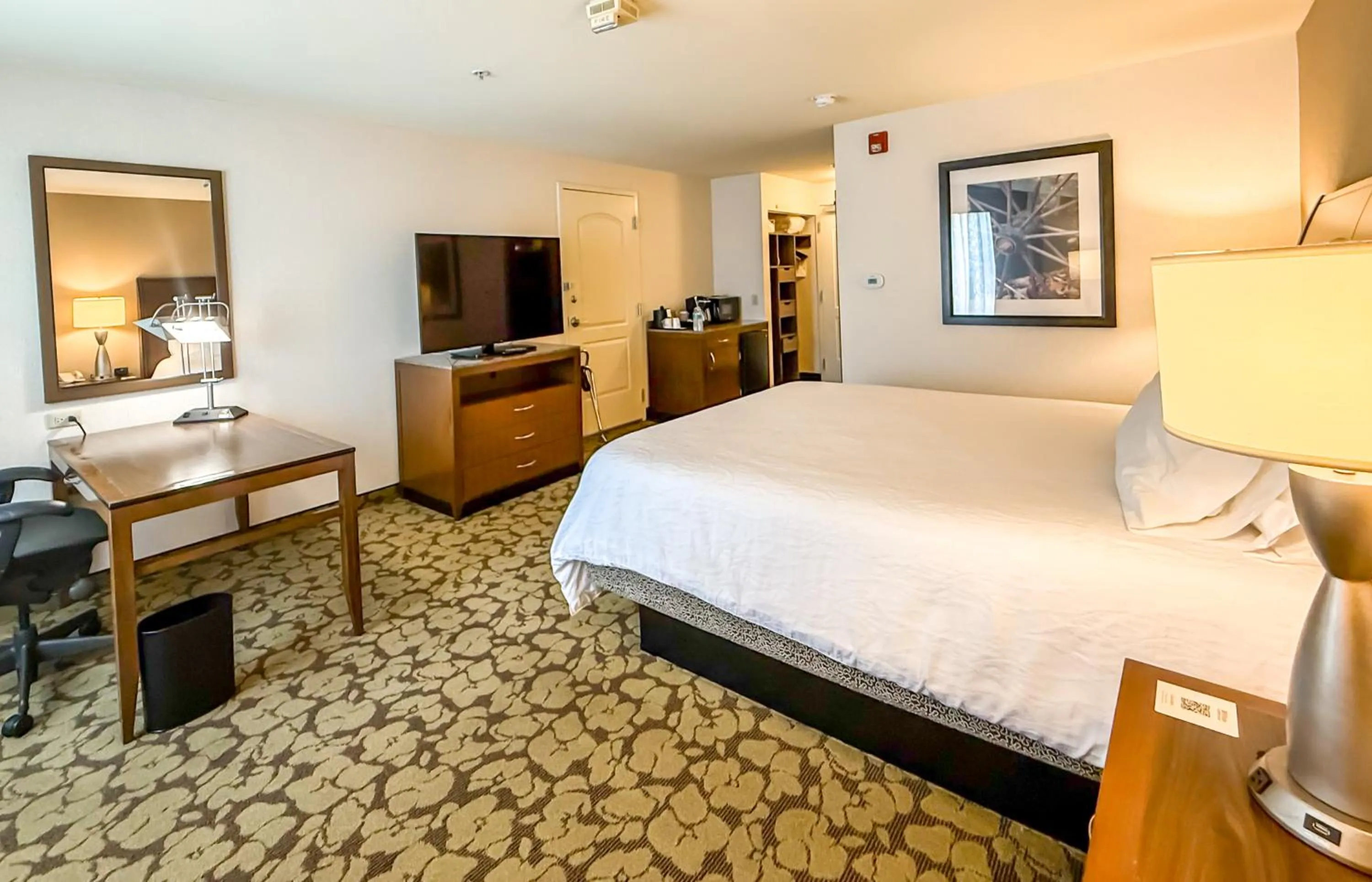 Photo of the whole room, Bed in Hilton Garden Inn Gilroy