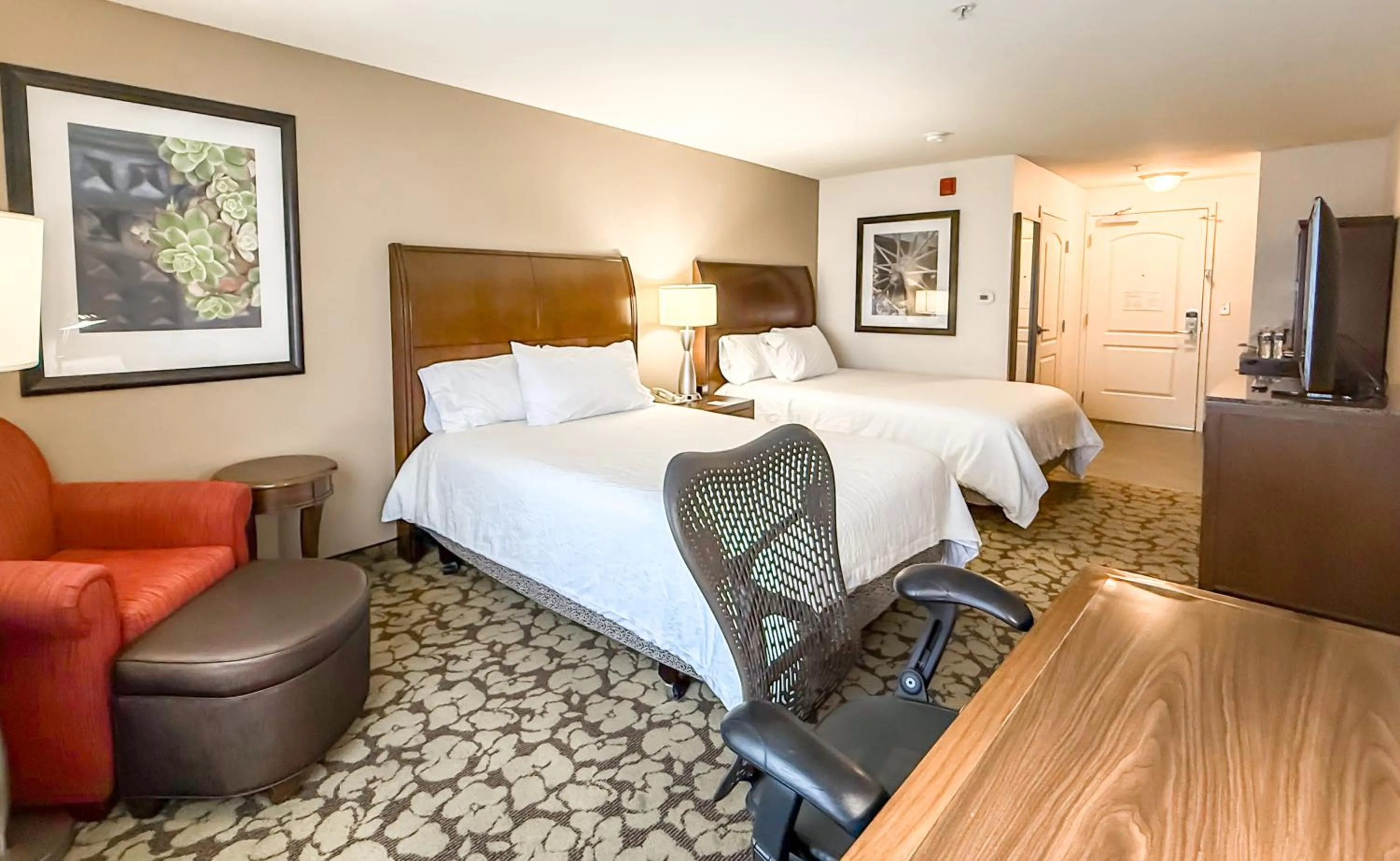 Photo of the whole room, Bed in Hilton Garden Inn Gilroy