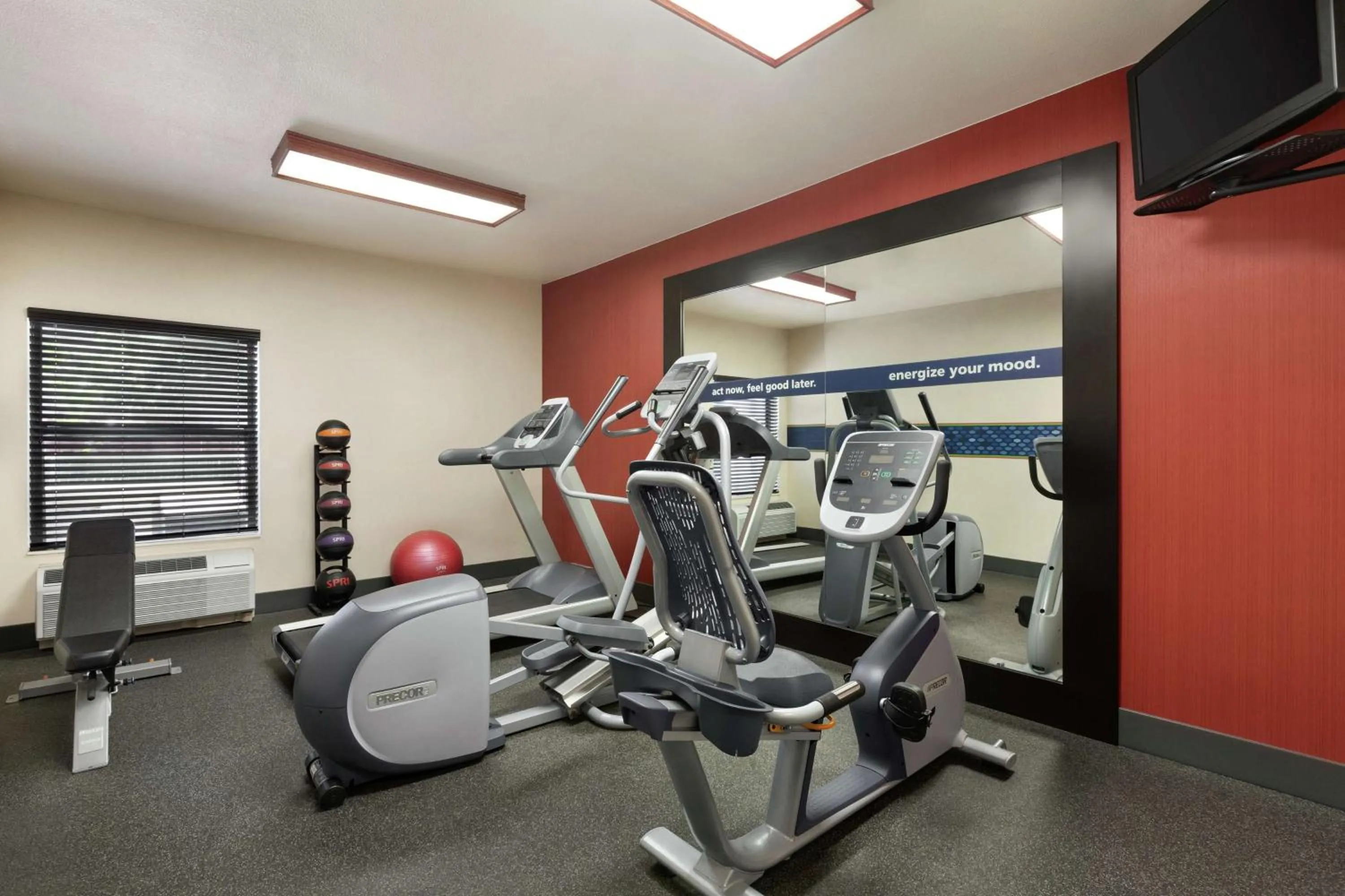 Fitness centre/facilities in Hampton Inn Tracy