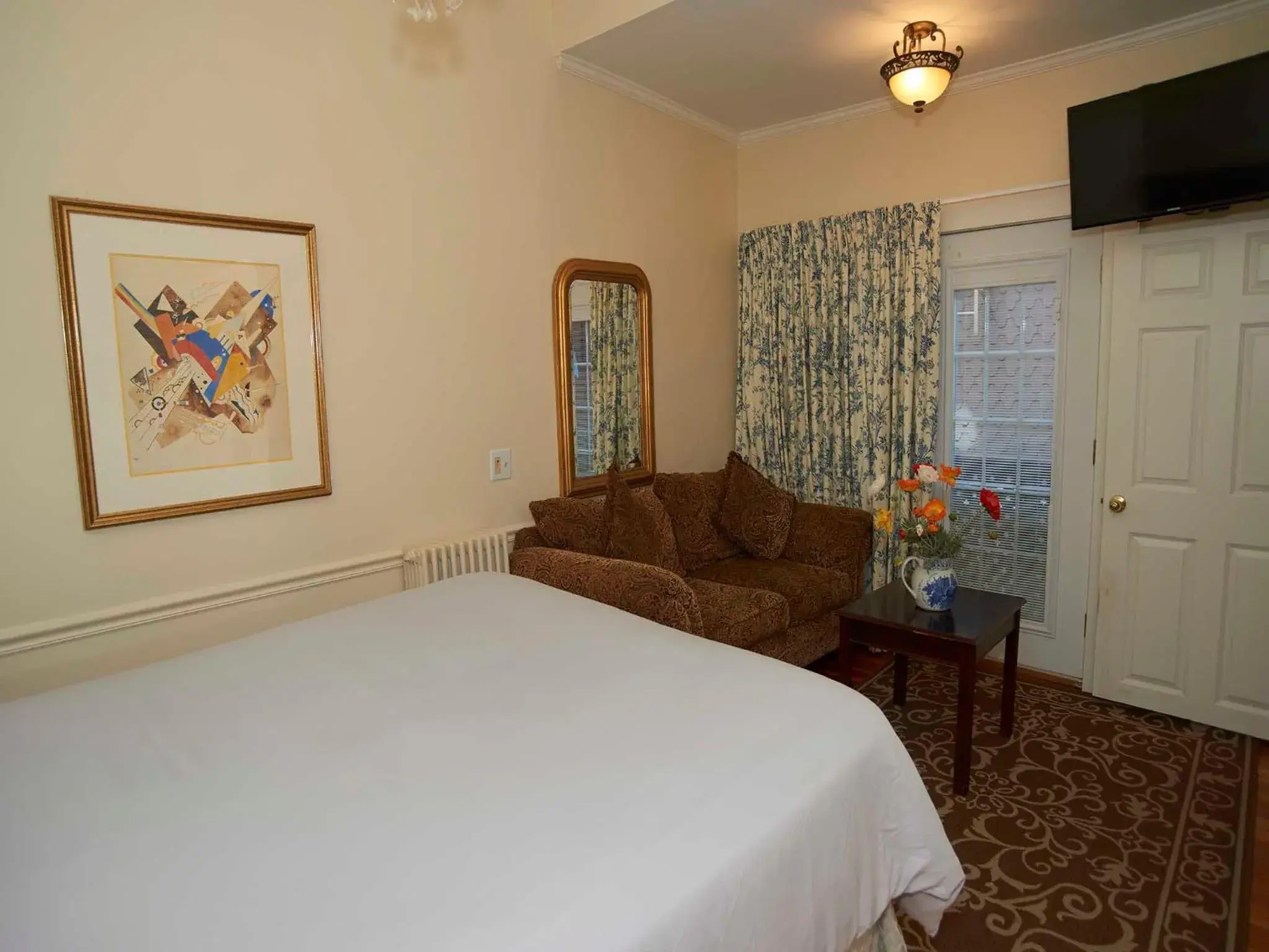 Queen Room in Bellevue House Queen Room in Bellevue House