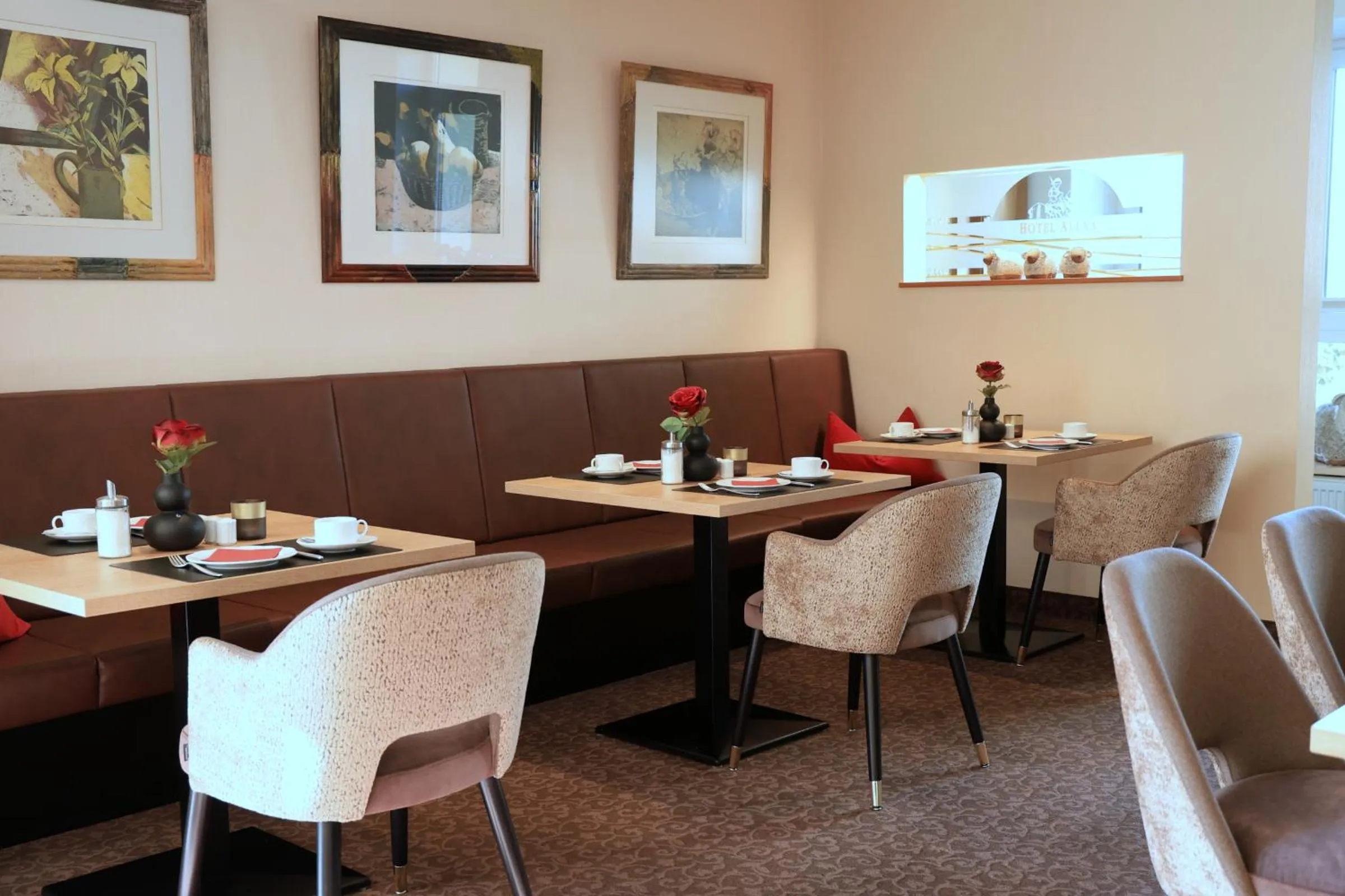 Restaurant/places to eat in Hotel Alexa