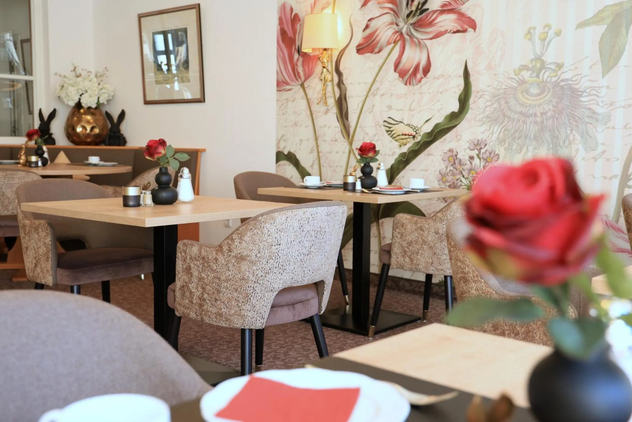 Restaurant/places to eat in Hotel Alexa