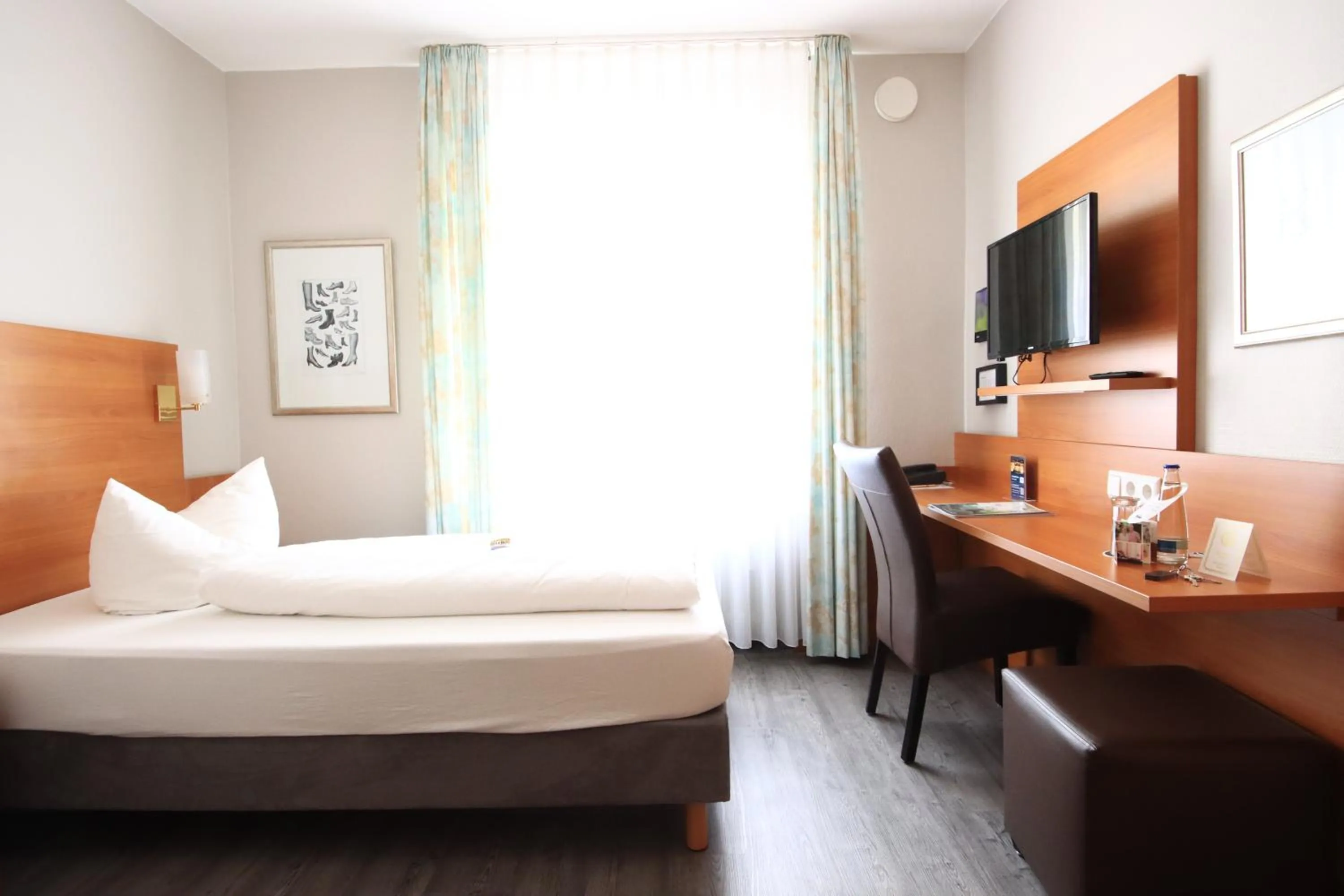 Photo of the whole room, Bed in Hotel Alexa