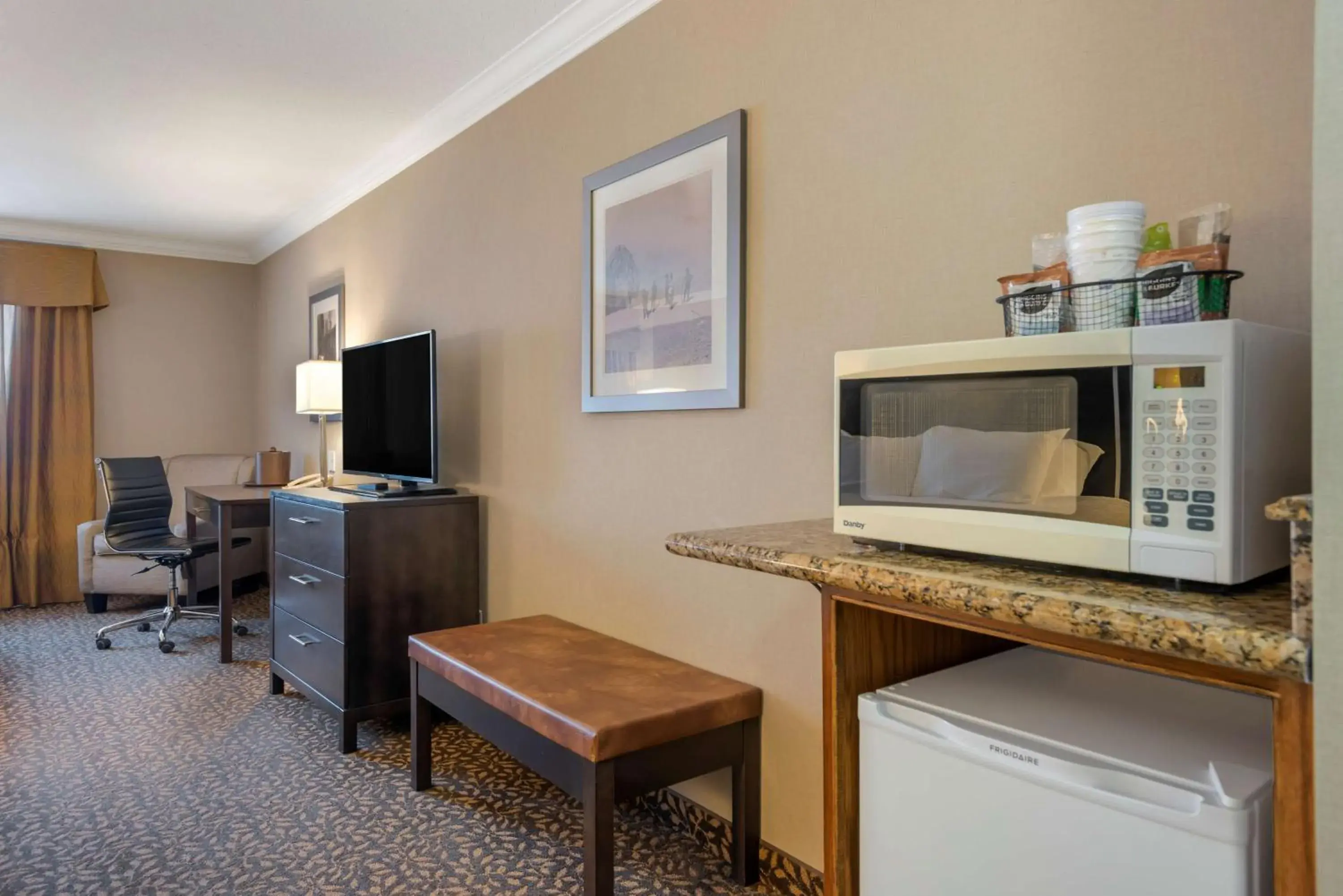 Queen Room with Two Queen Beds - Disability Access in Best Western Plus Fernie Mountain Lodge Queen Room with Two Queen Beds - Disability Access in Best Western Plus Fernie Mountain Lodge