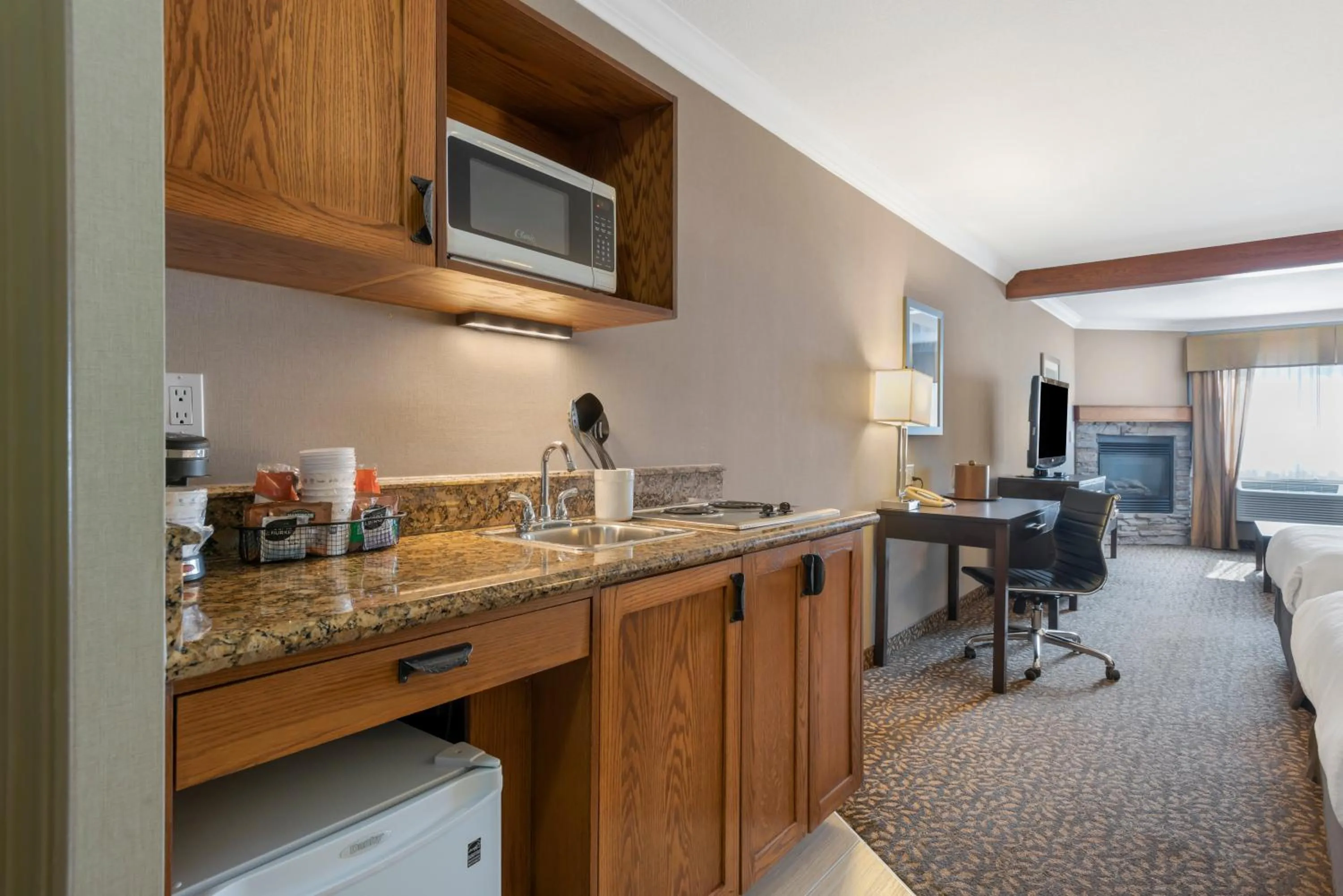 Bedroom in Best Western Plus Fernie Mountain Lodge