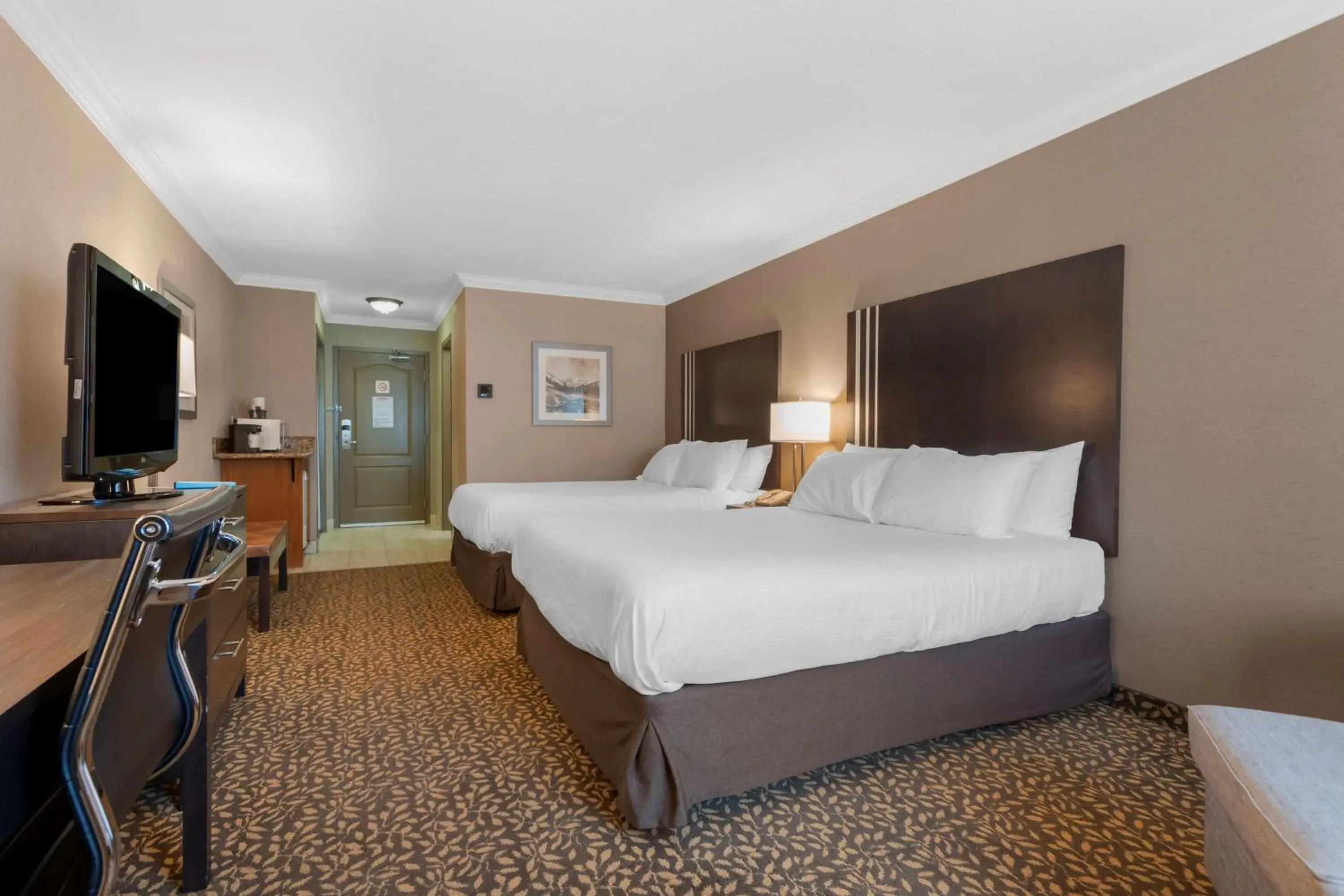 Queen Room with Two Queen Beds with Balcony in Best Western Plus Fernie Mountain Lodge Queen Room with Two Queen Beds with Balcony in Best Western Plus Fernie Mountain Lodge