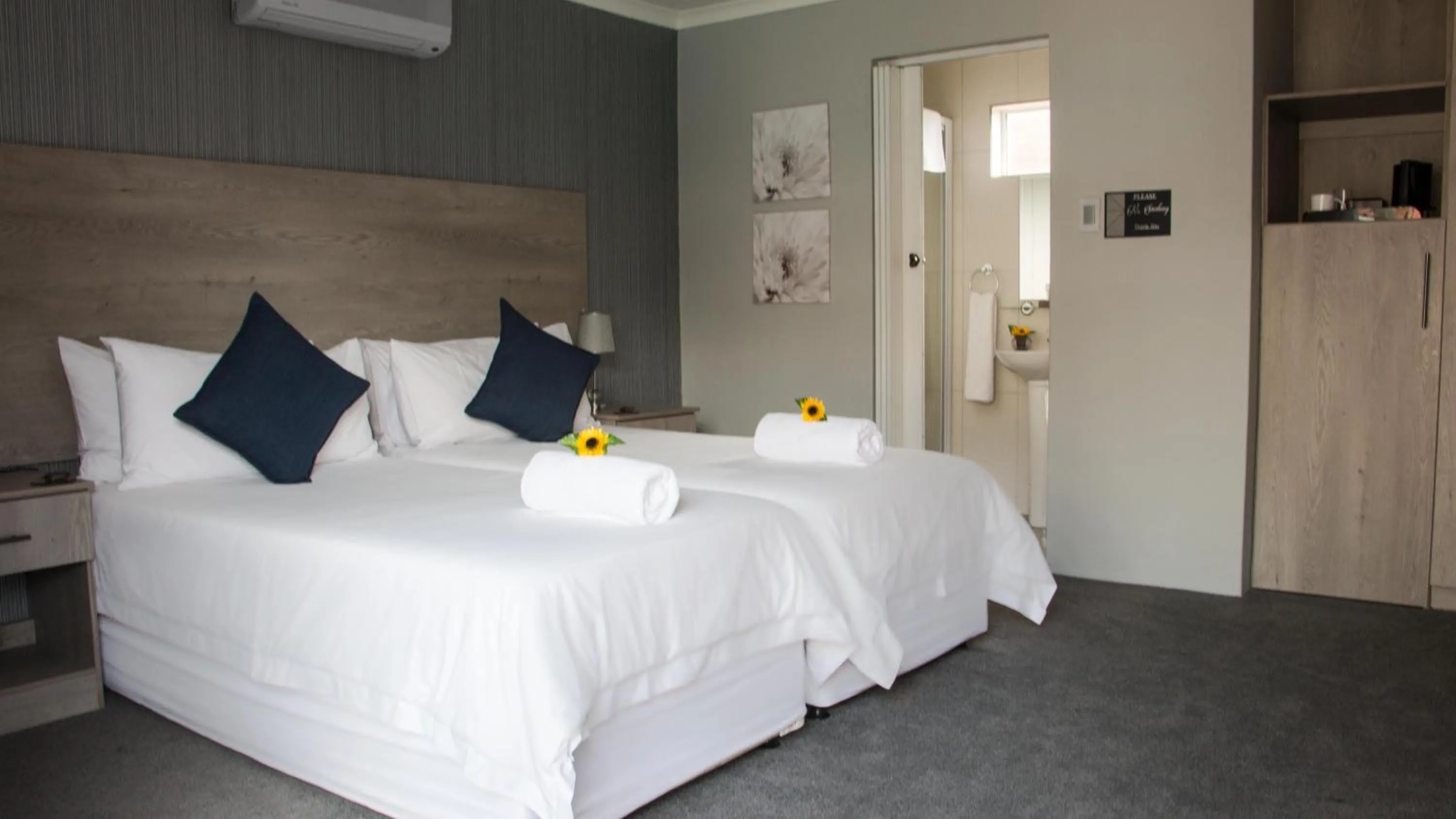 Bedroom, Bed in McAllisters on 8th