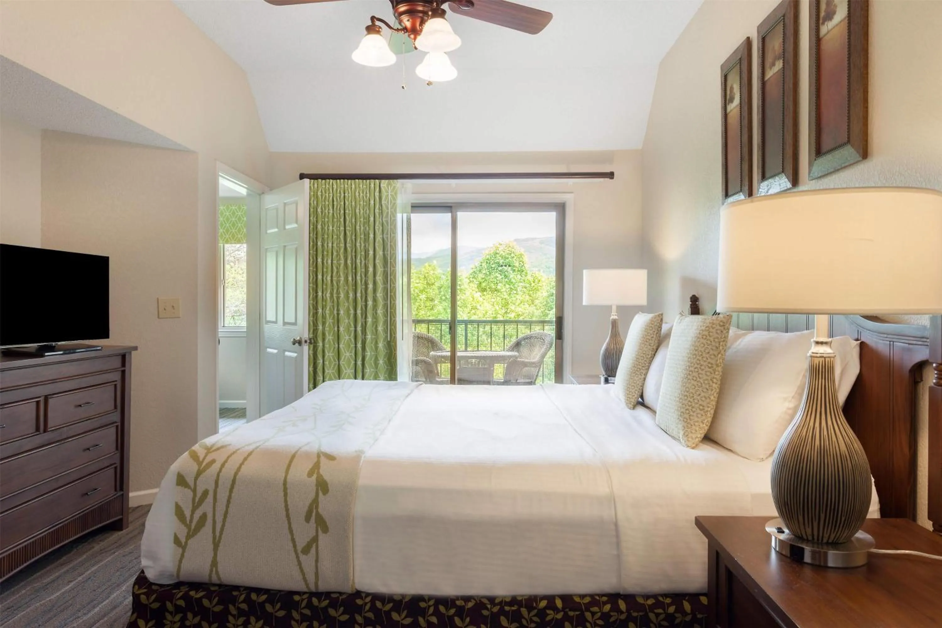 Bed in Hilton Vacation Club MountainLoft Gatlinburg