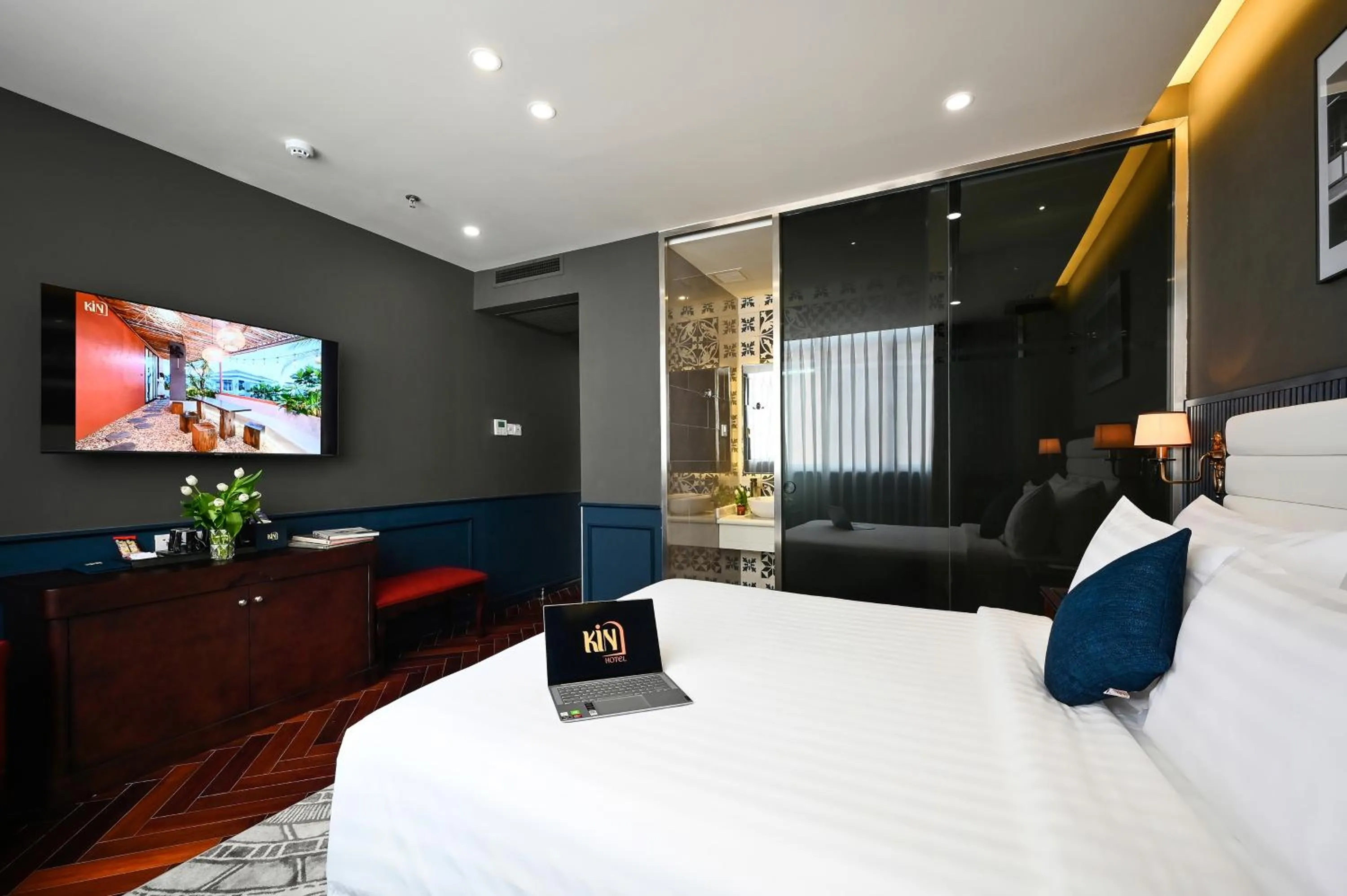 Communal lounge/ TV room, Bed in Me Gustas Central Hotel