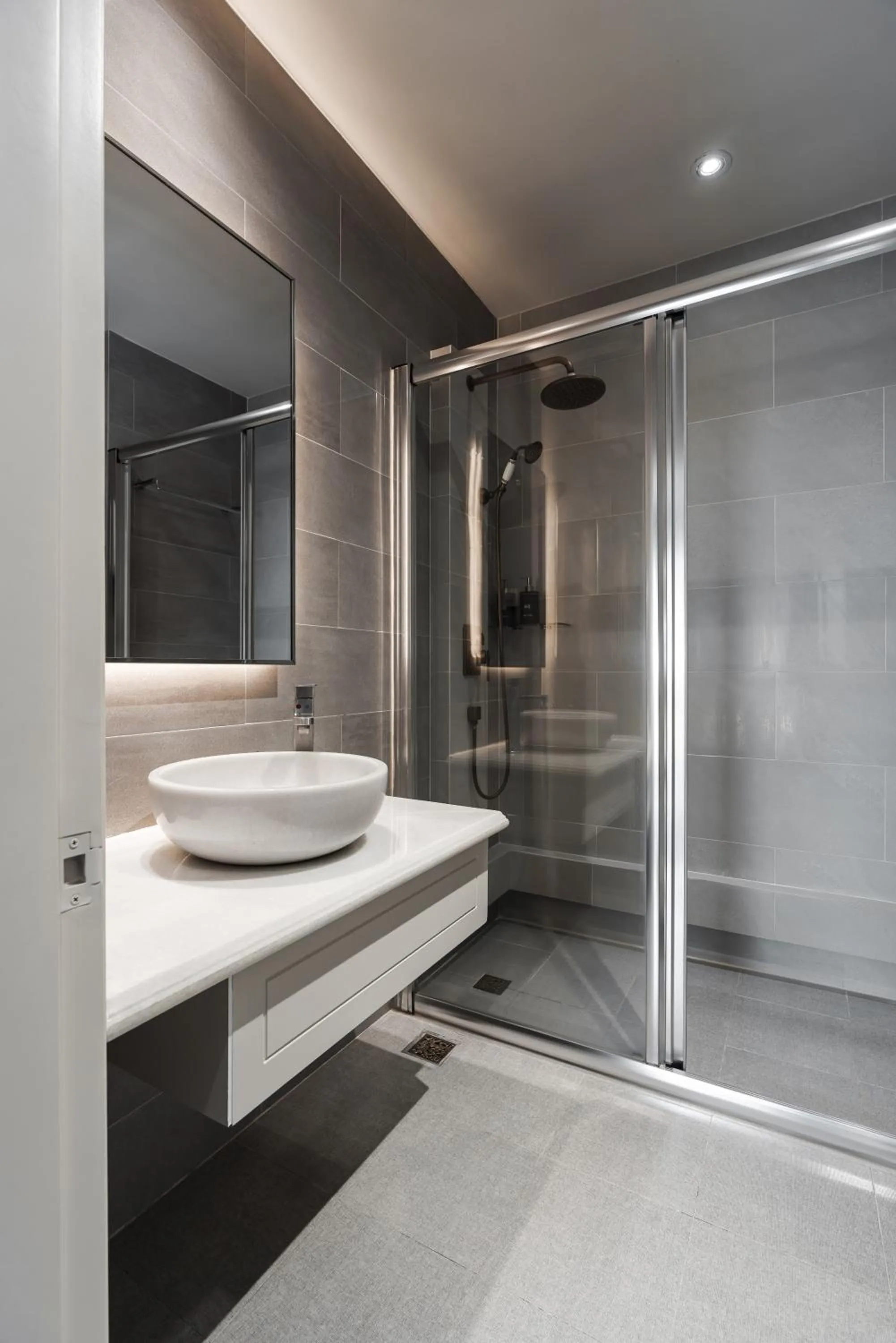 Shower in Kin Hotel Đông Du