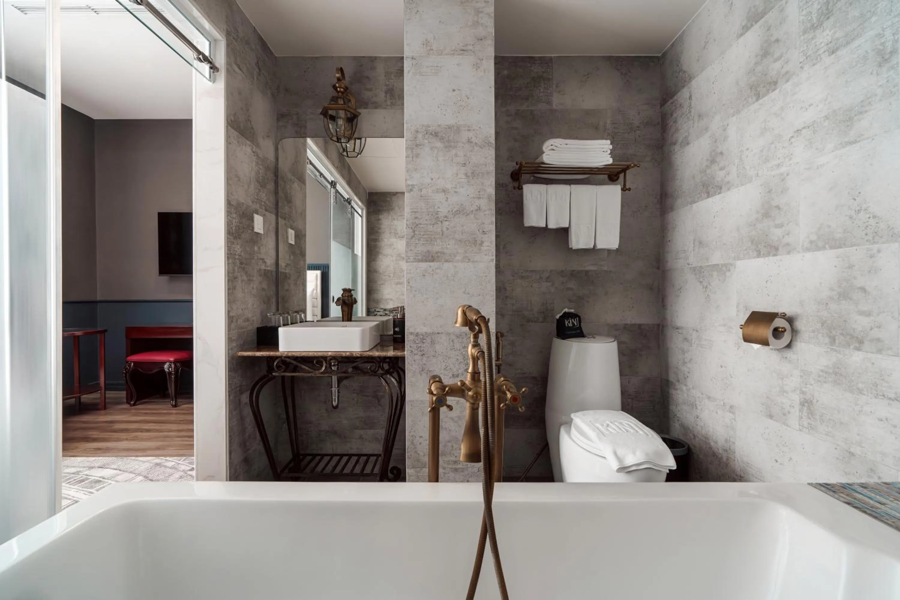 Toilet in Kin Hotel Đông Du