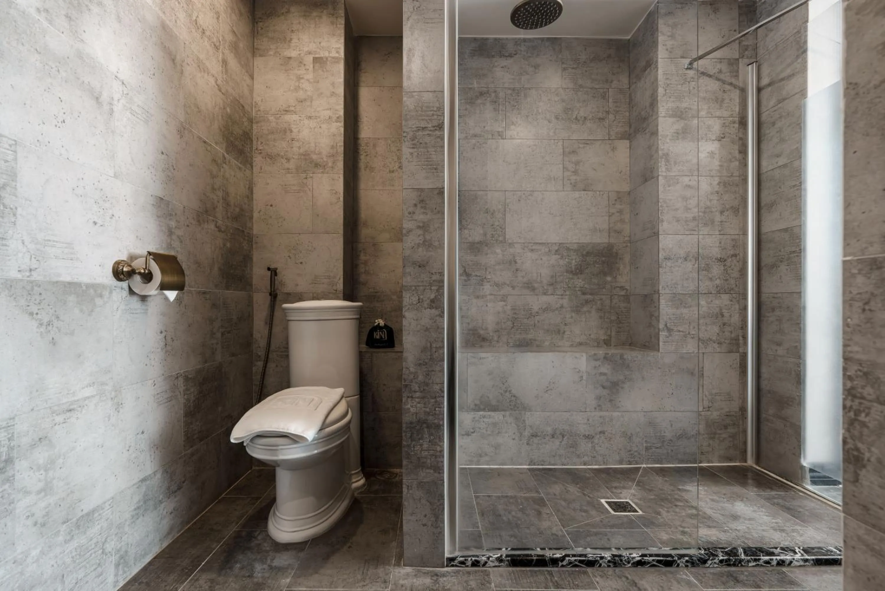 Shower in Kin Hotel Đông Du