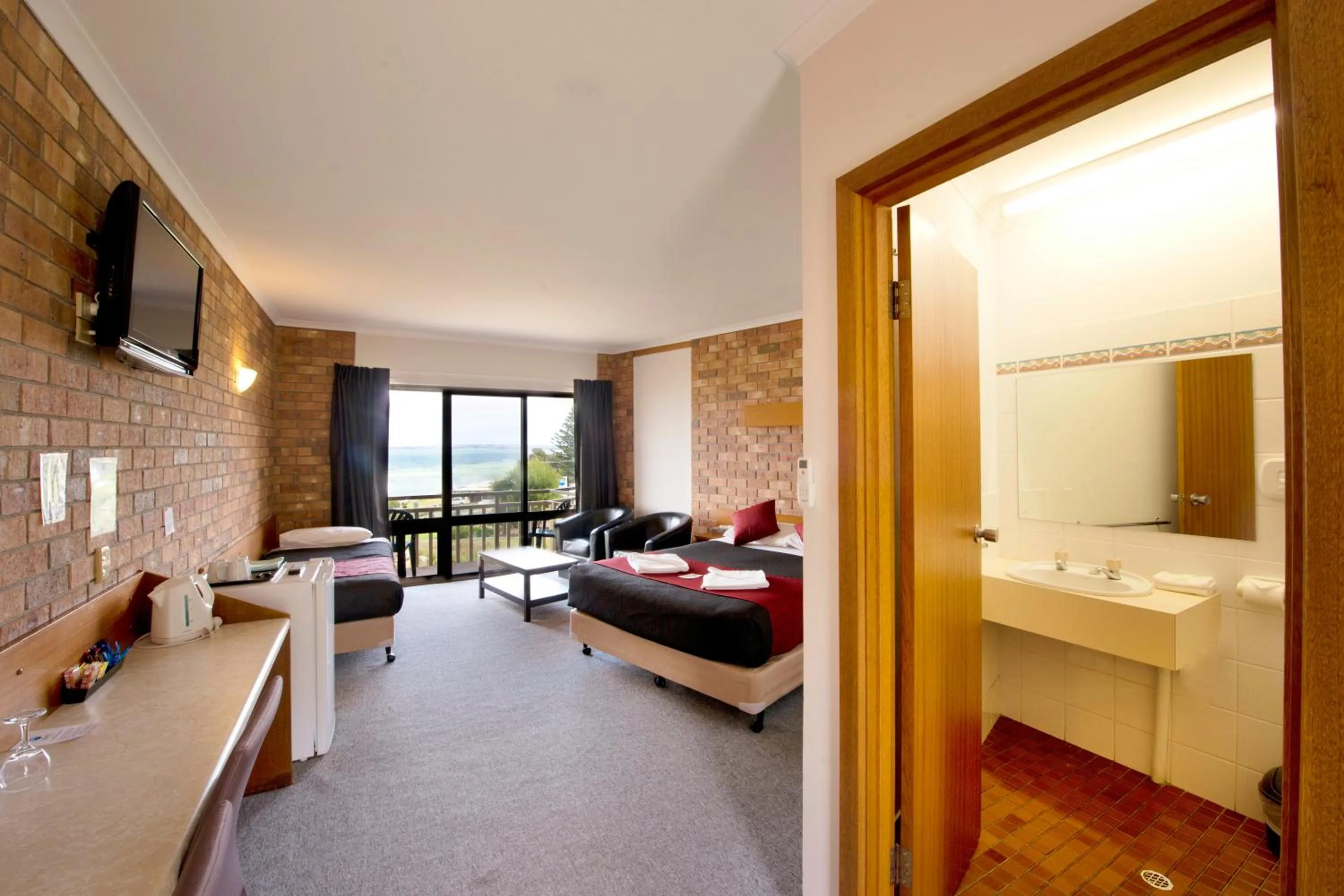 Photo of the whole room, Bed in Kangaroo Island Seaside Inn