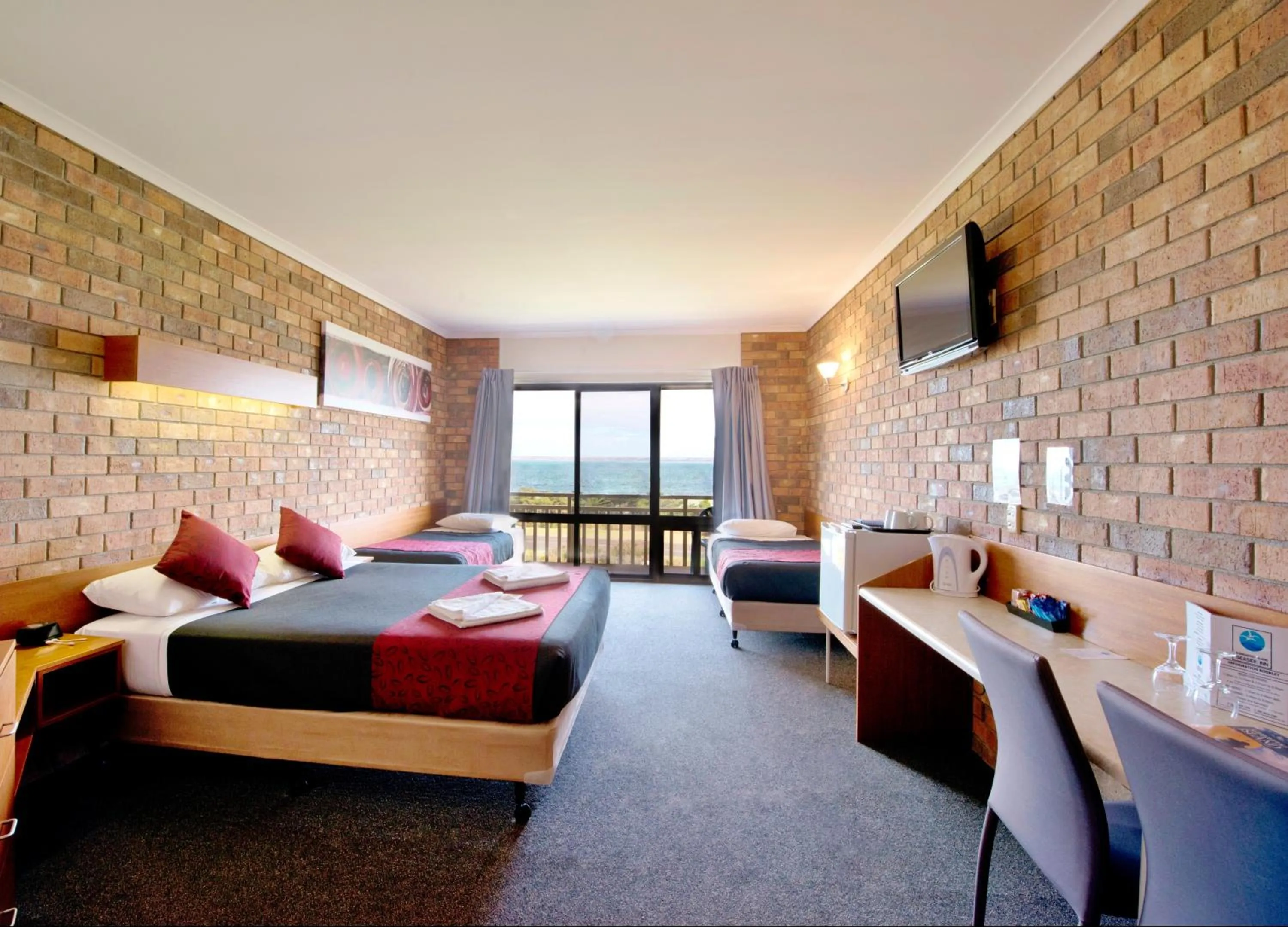 Photo of the whole room, Bed in Kangaroo Island Seaside Inn