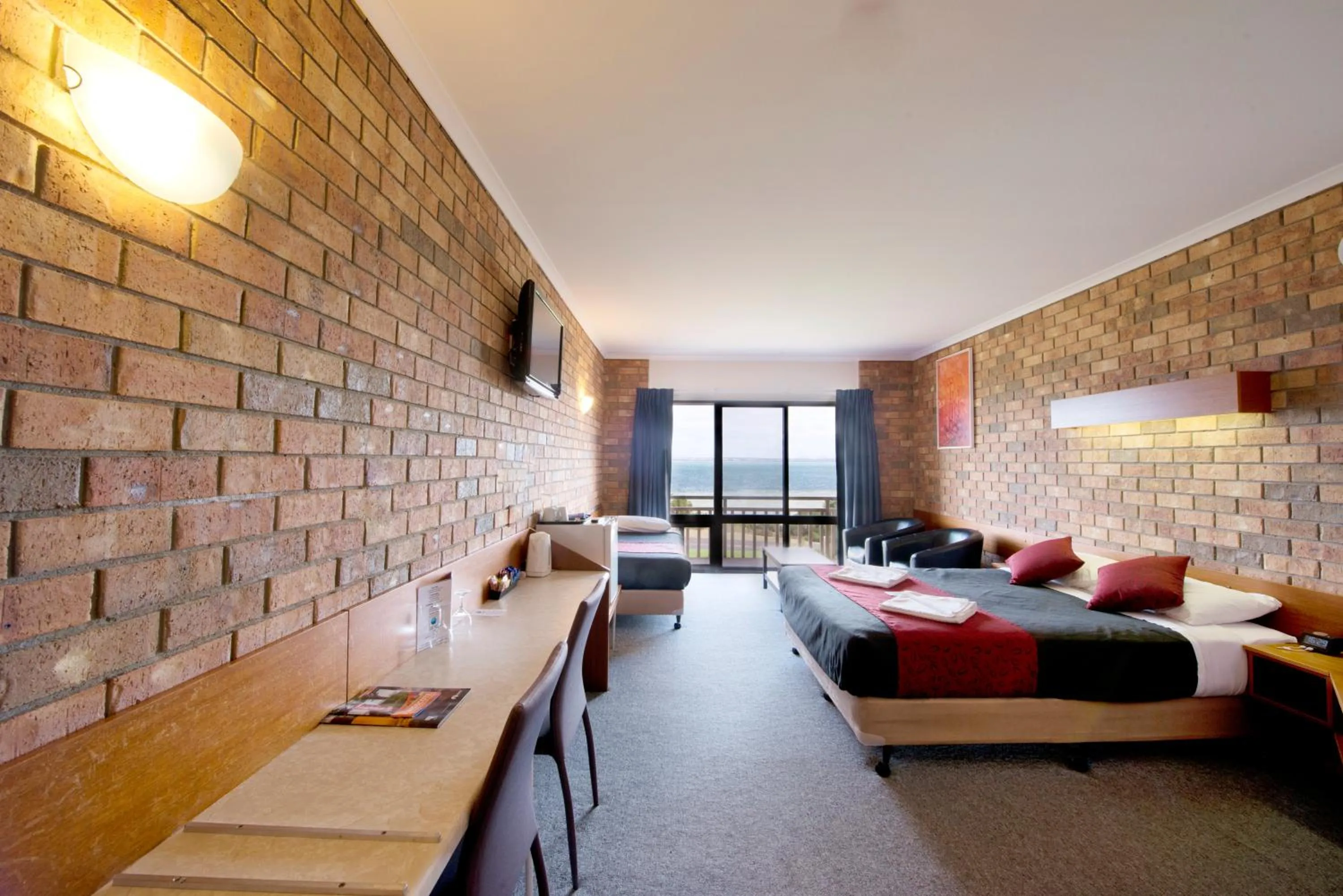 Photo of the whole room, Bed in Kangaroo Island Seaside Inn