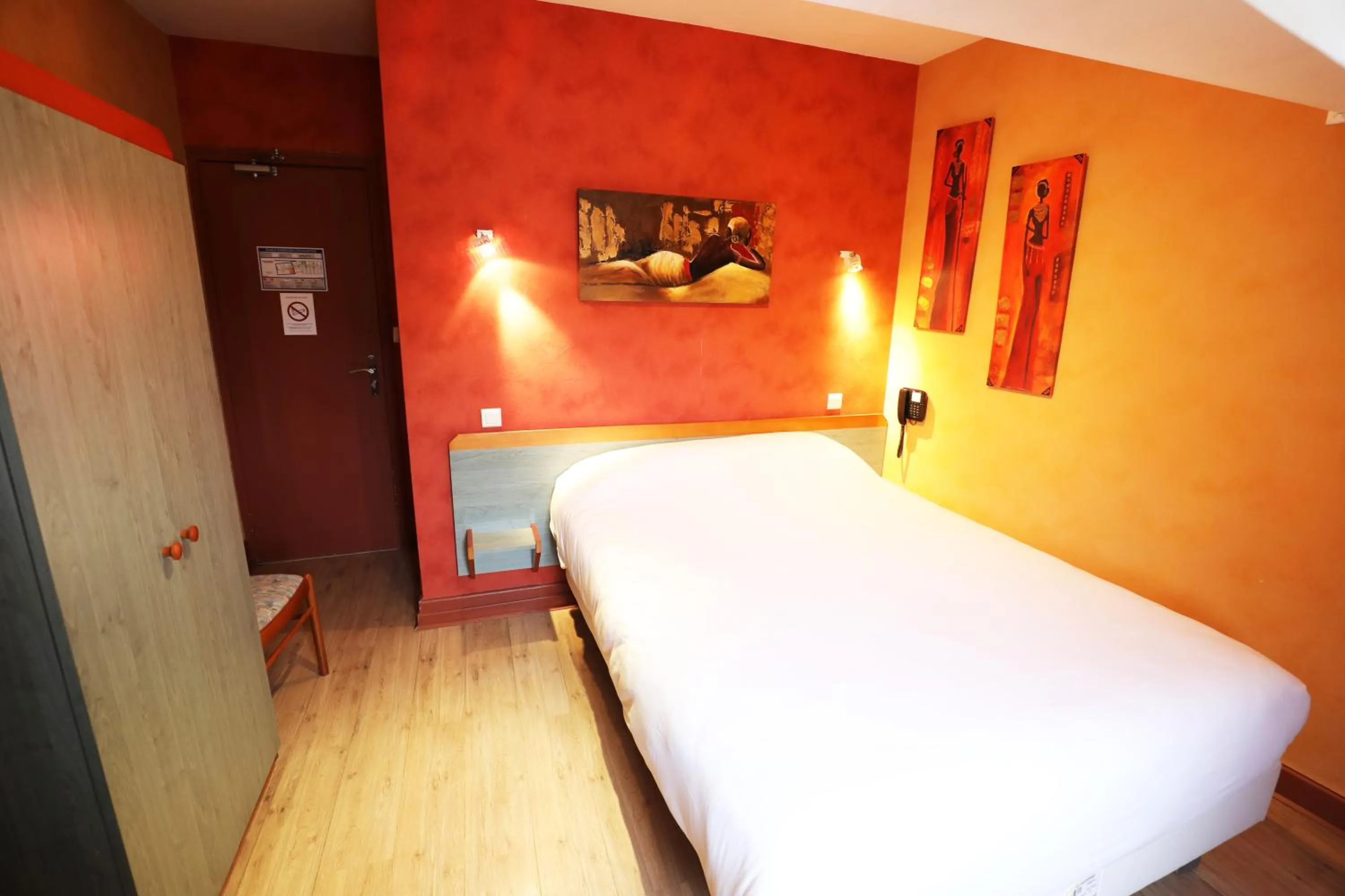 Photo of the whole room, Bed in Logis Le Bourguignon