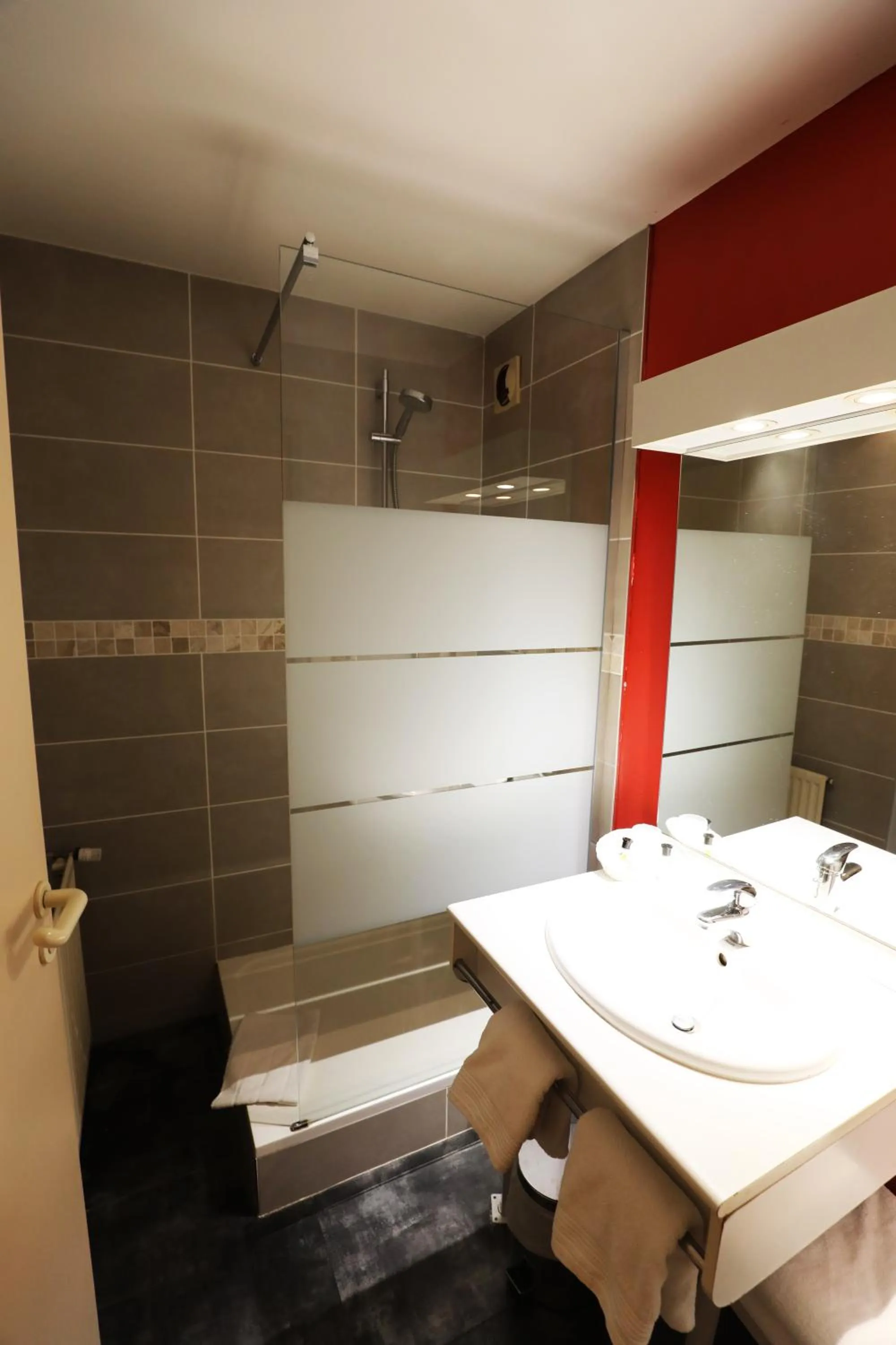 Shower in Logis Le Bourguignon