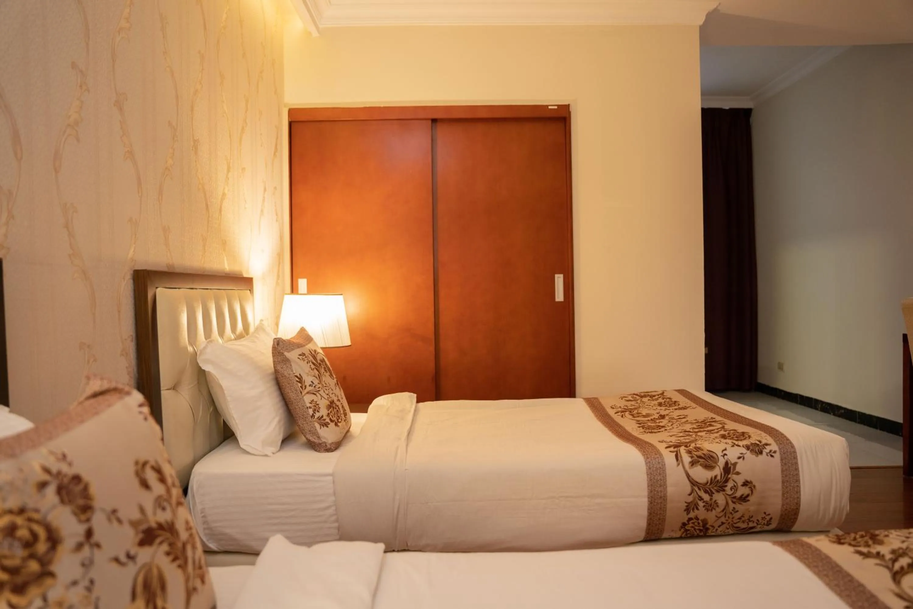 Bedroom, Bed in Tolip Olympia Hotel