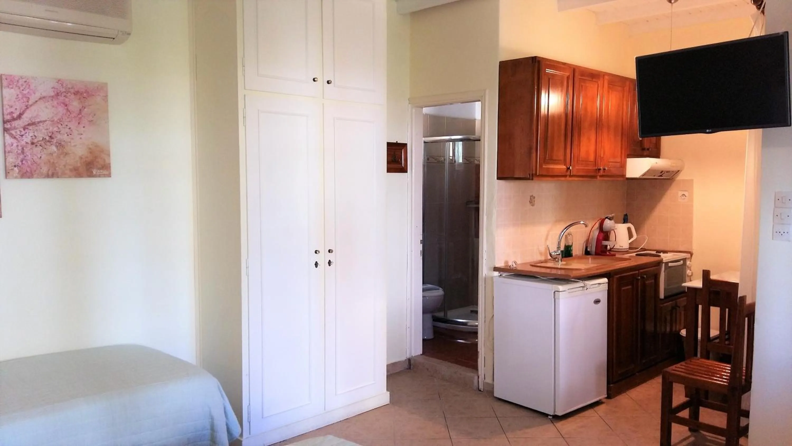 Kitchen or kitchenette, Bed in PHILIPPOS Hotel Apartments