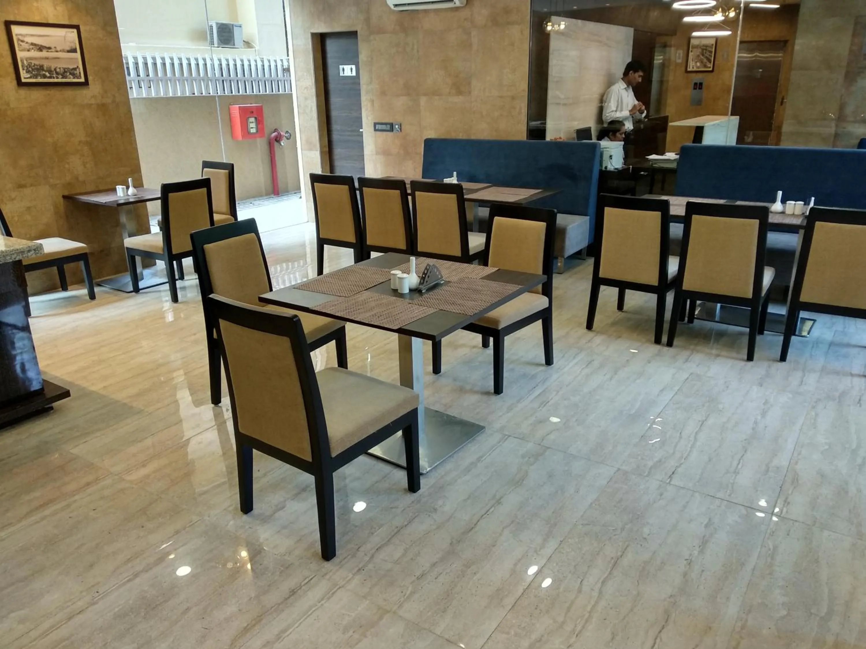 Restaurant/places to eat in Hotel Mumbai House Andheri East, Mumbai
