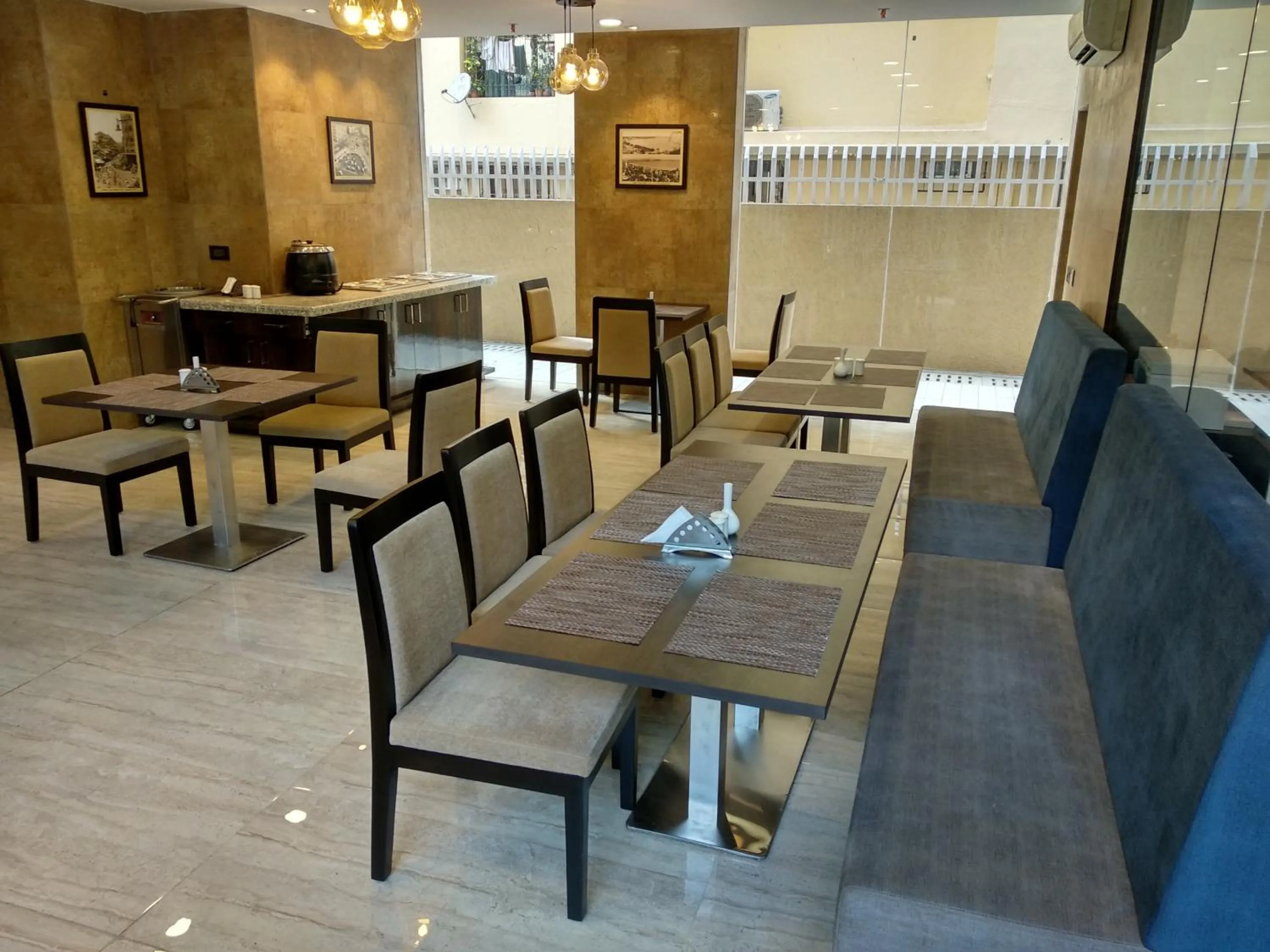 Restaurant/places to eat in Hotel Mumbai House Andheri East, Mumbai