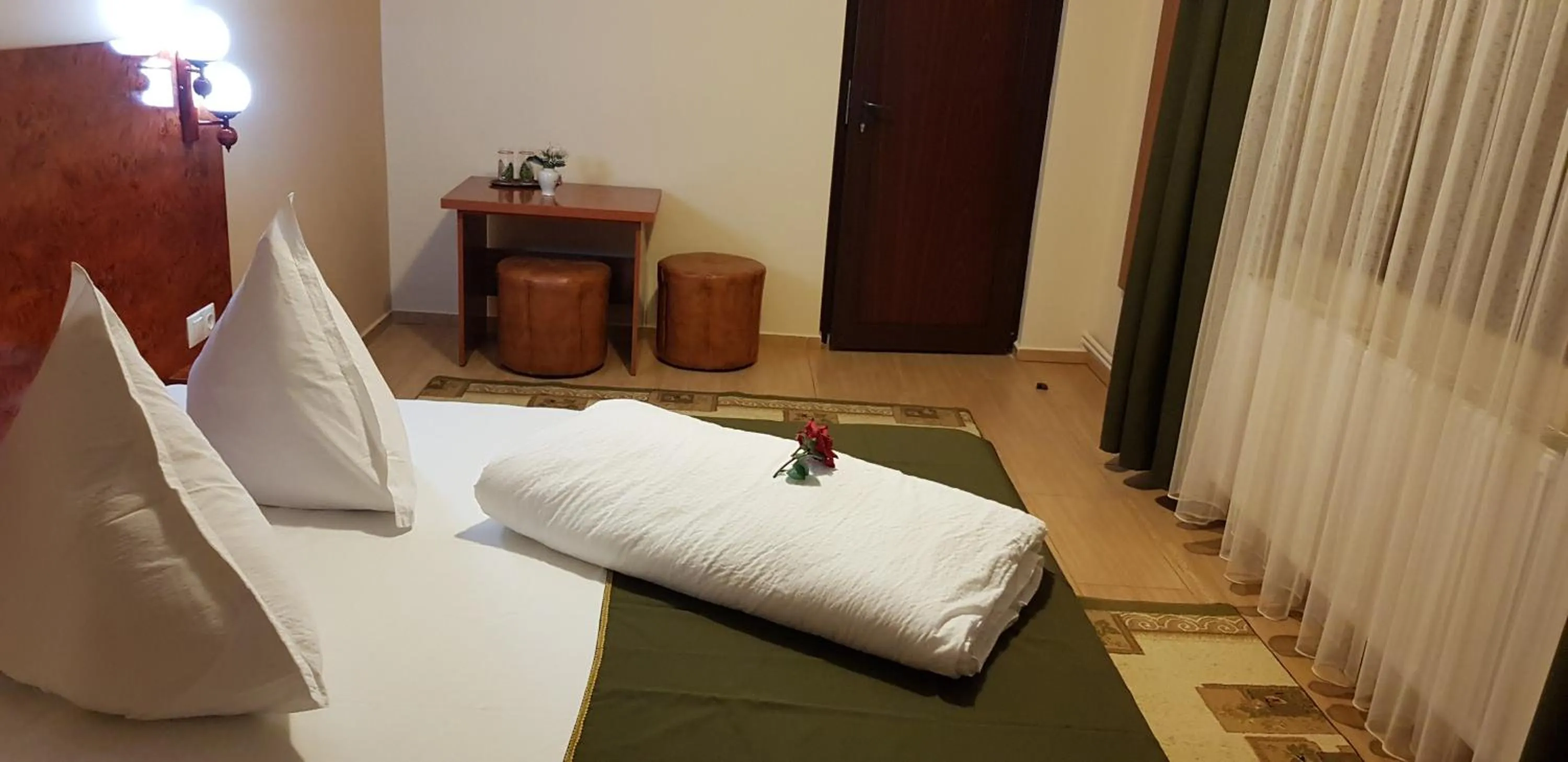 Bed in Complex Turistic Caprioara